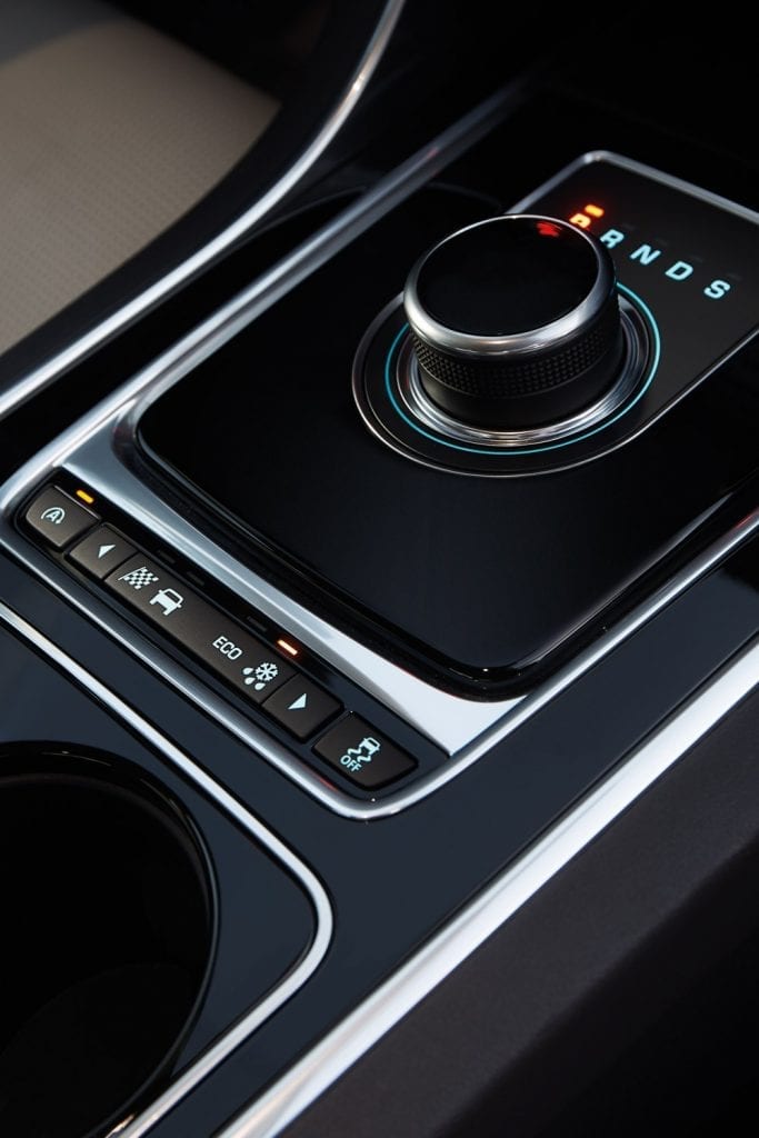 jag_xe_17my_awd_detail_image_181115_10