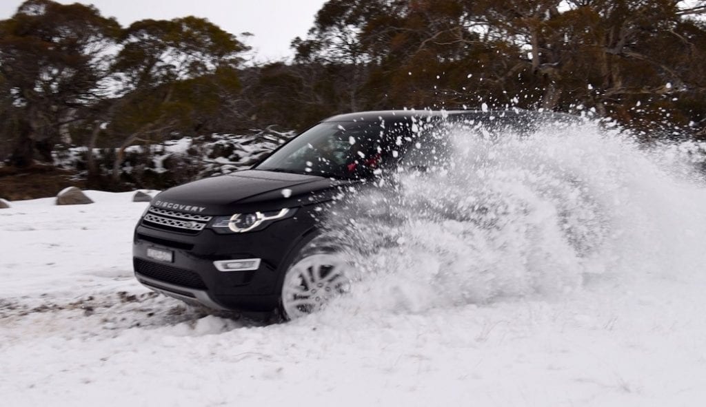 land-rover-discovery-sport-sd4-hse-flicking-snow