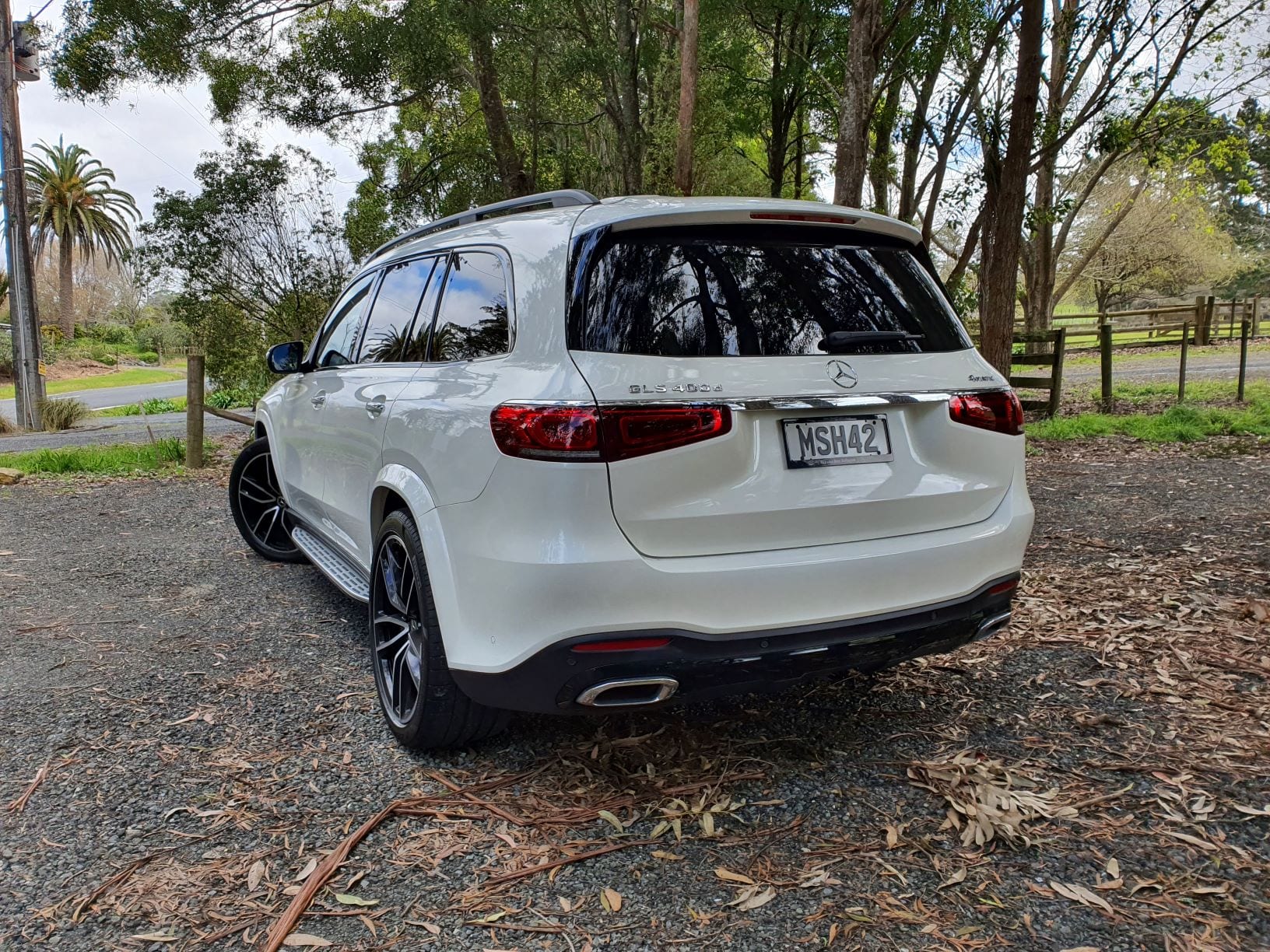 A rear view of the Mercedes GLS 400d