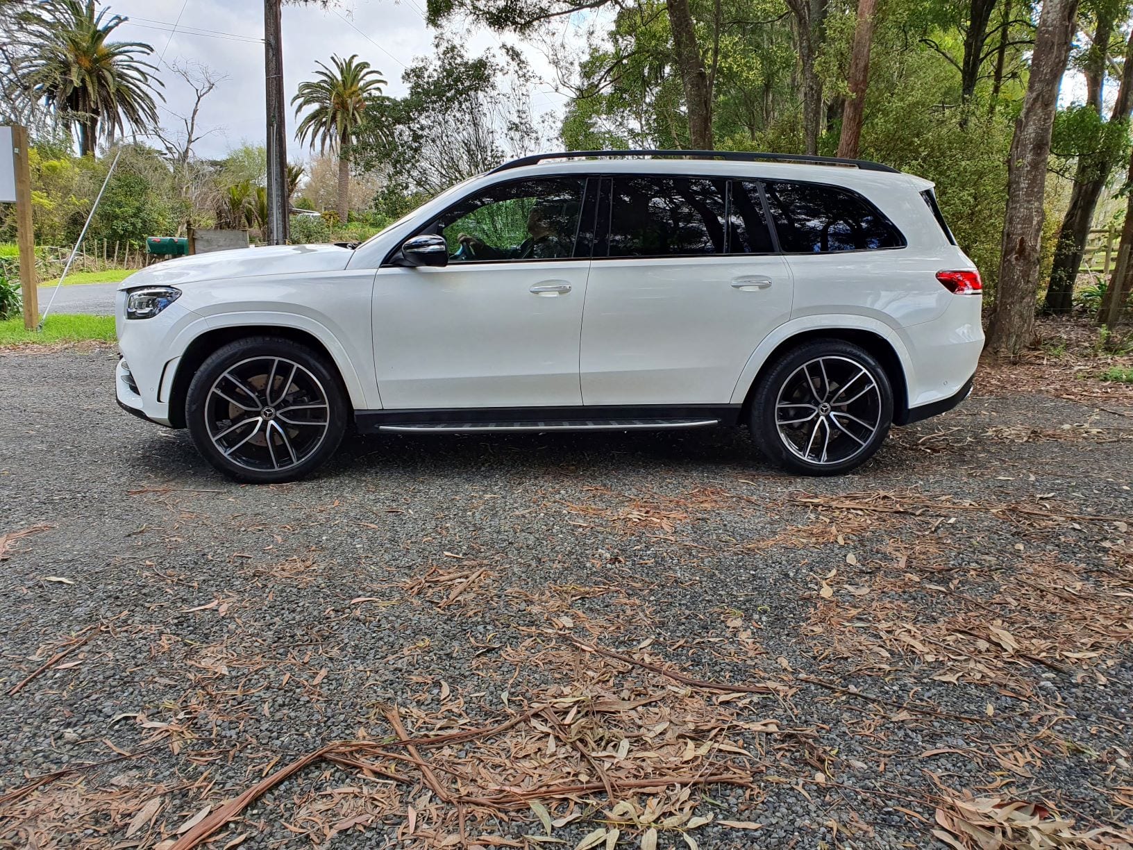 A side view of the Mercedes-Benz GLS 400d