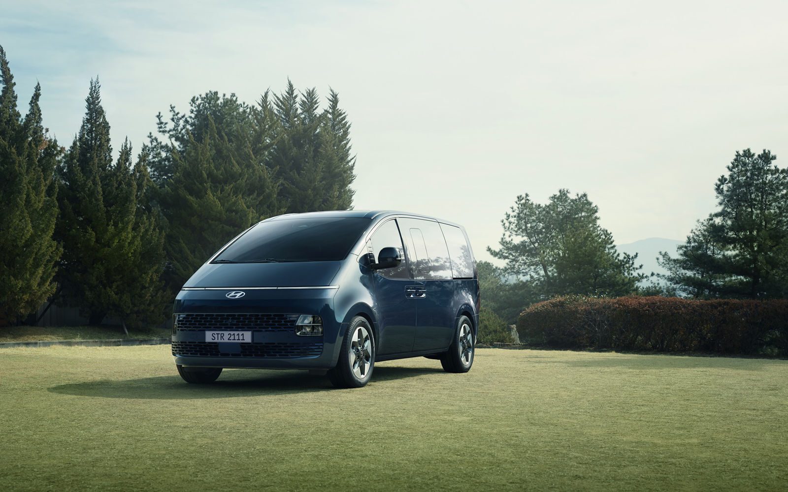 Hyundai's Staria van in black