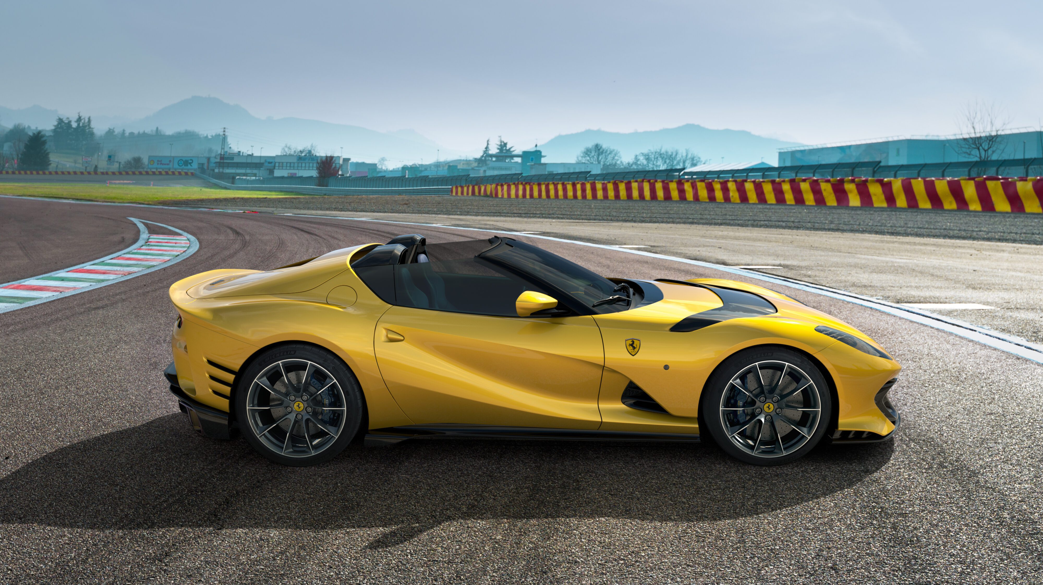 Ferrari 812 Competizione e 812 Competizione A