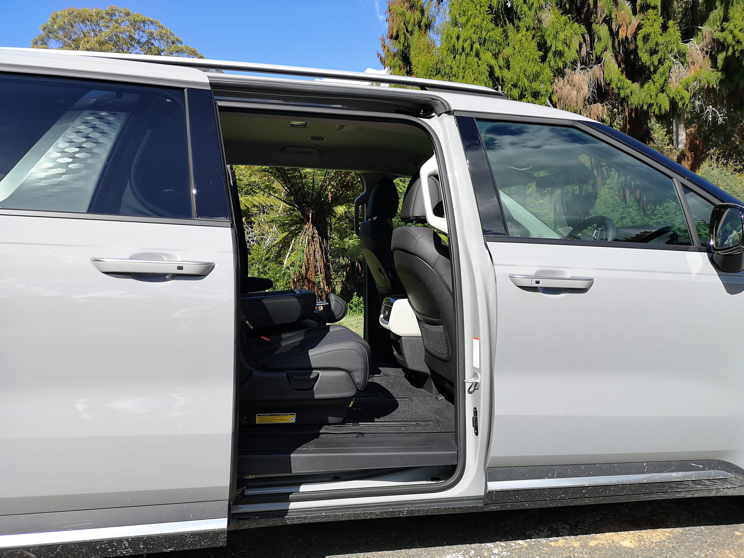 Kia Carnival side doors