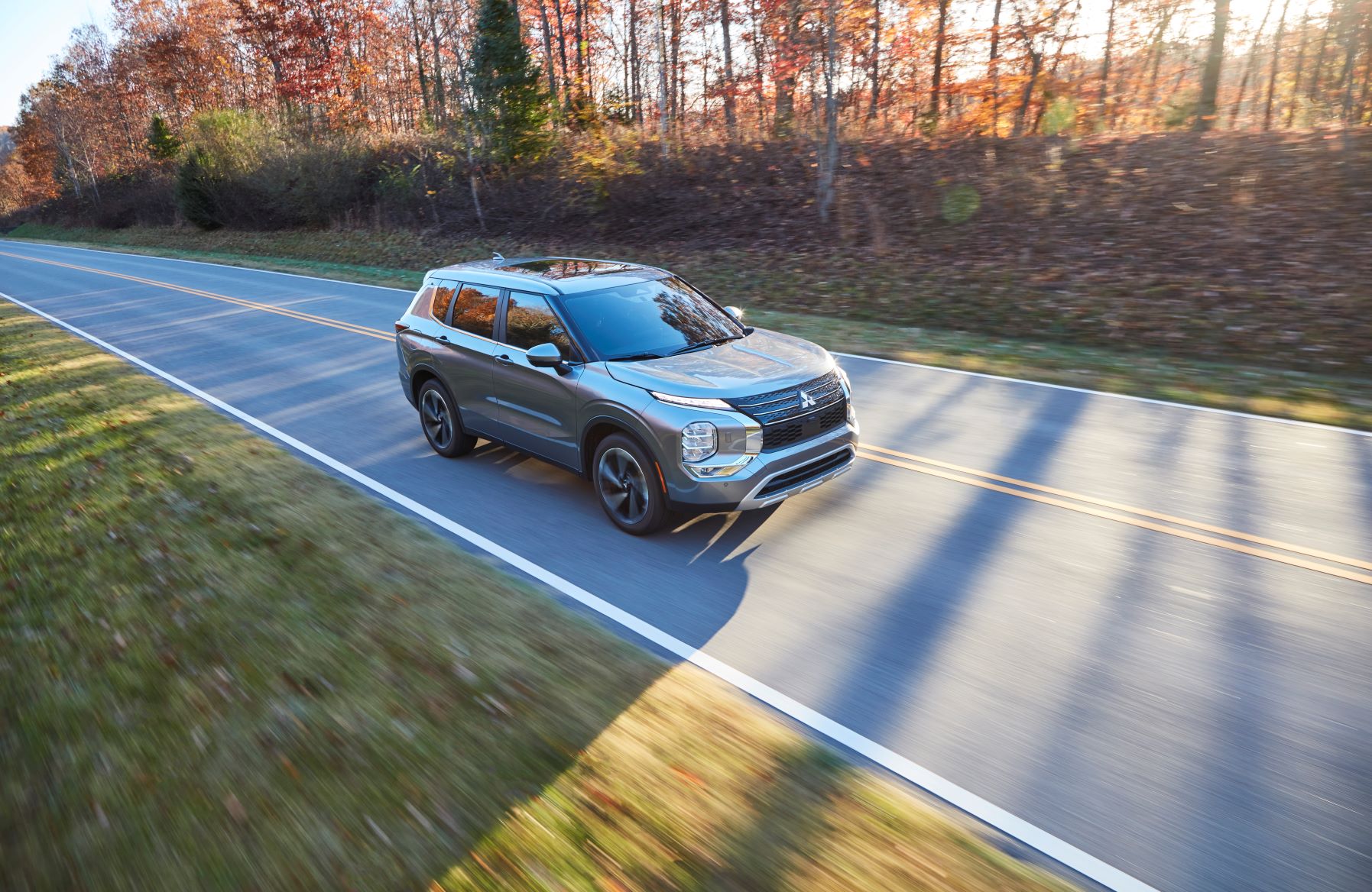 Front three quarters view of the new Mitsubishi Outlander