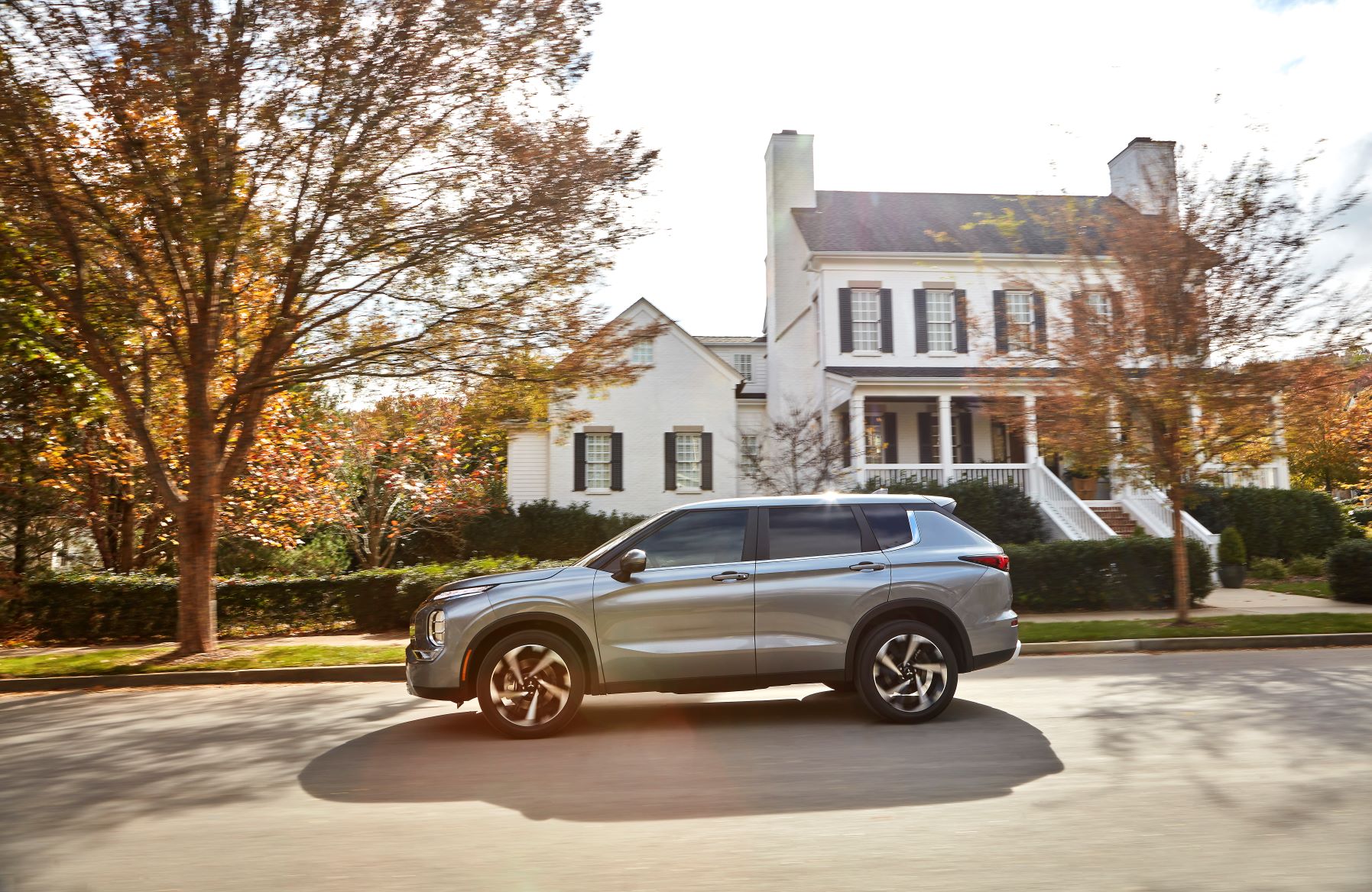 Side view of the new Mitsubishi Outlander