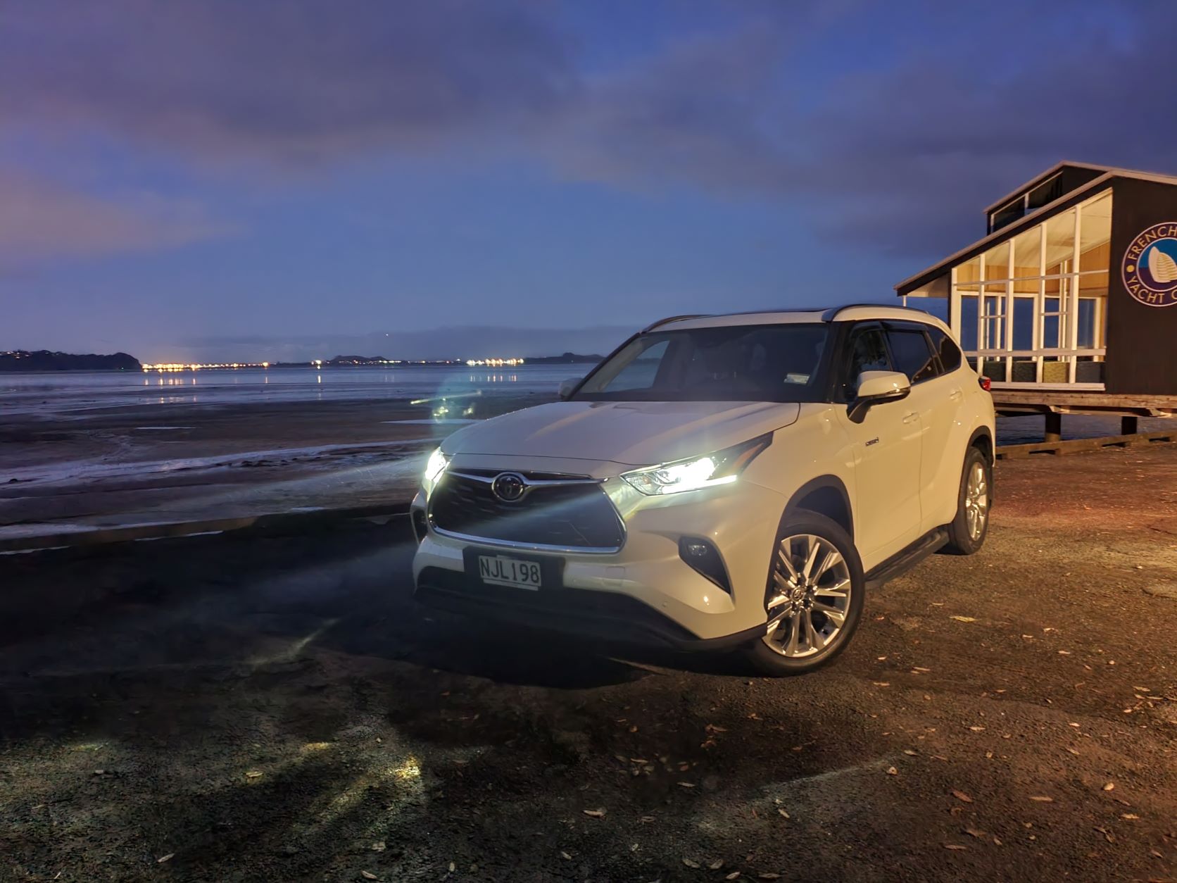 Front three quarters view of the 2021 Toyota Highlander Limited ZR Hybrid