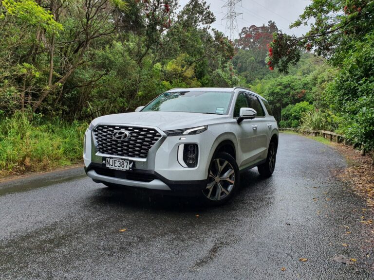 Front three quarters view of a Hyundai Palisade in white