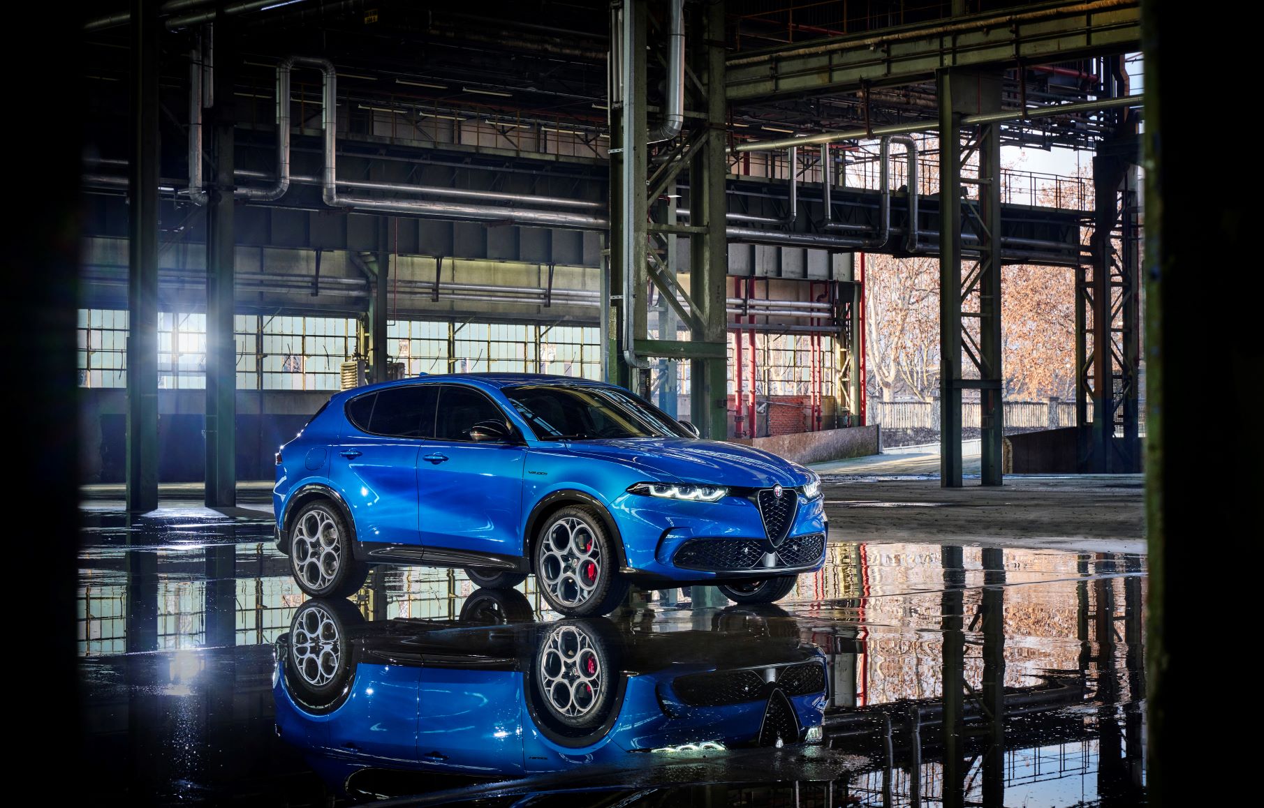 Front three quarters view of the Alfa Romeo Tonale in blue