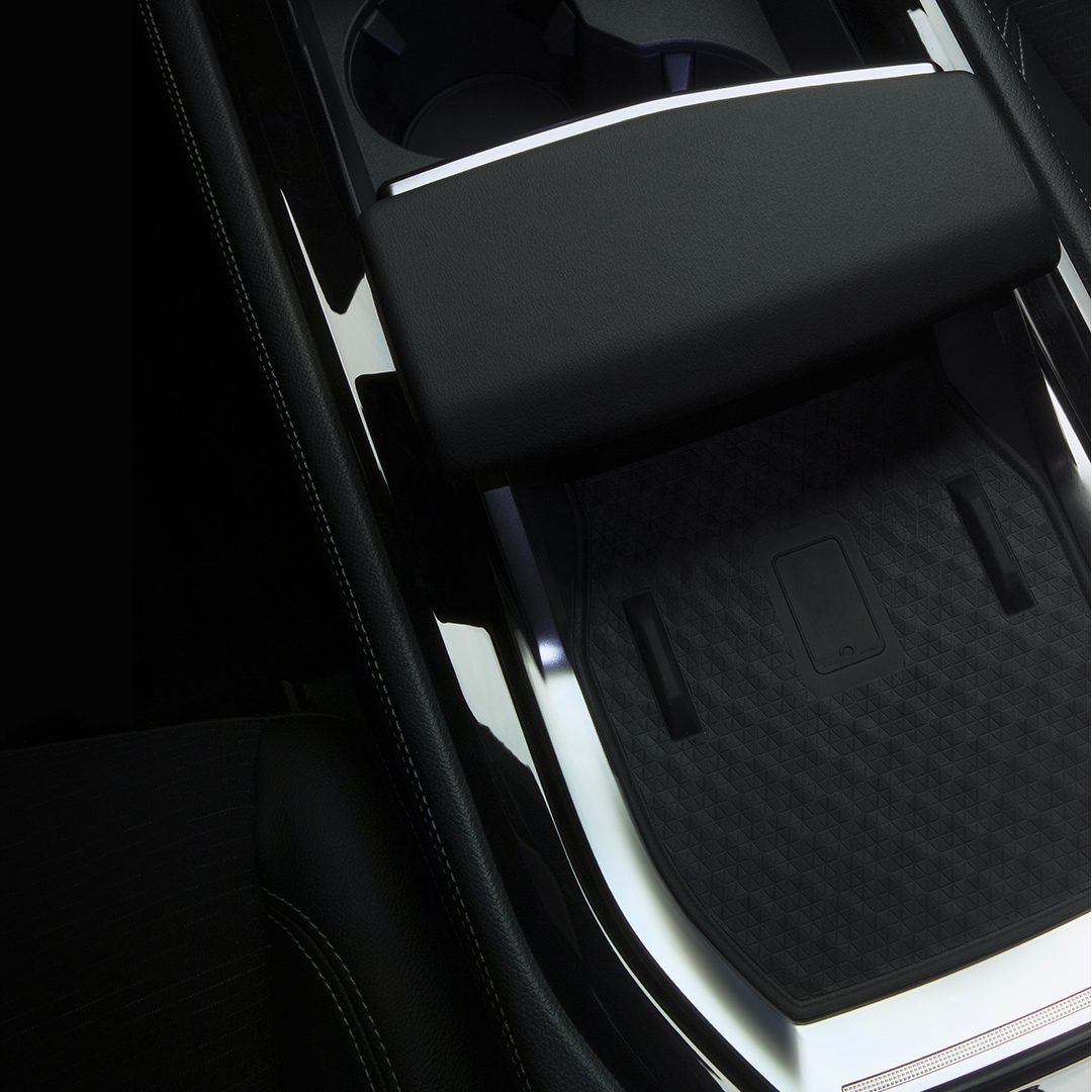 Smart hand rest on the dashboard of the Renault Austral