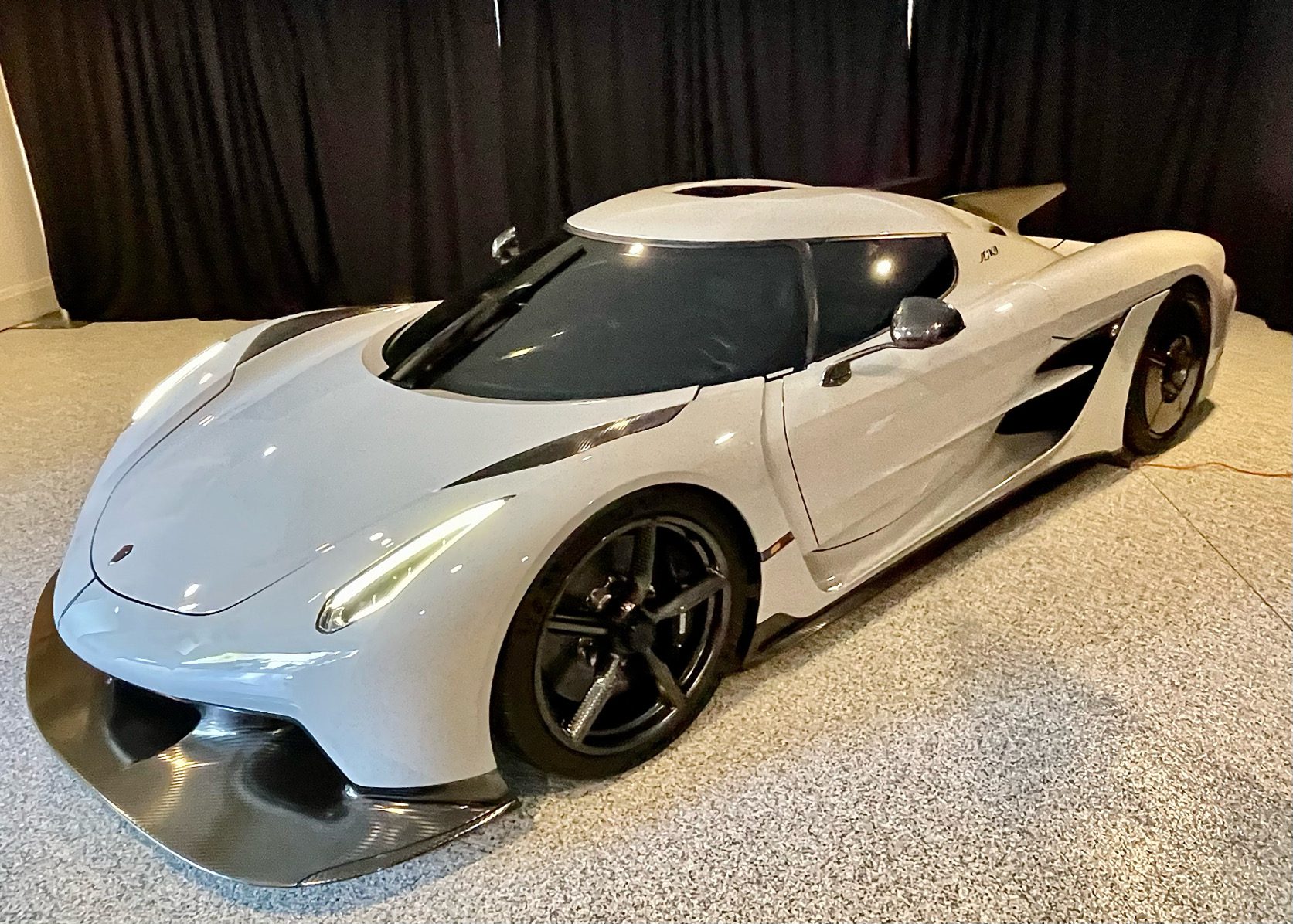 Front three quarters view of the Koenigsegg Jesko in white