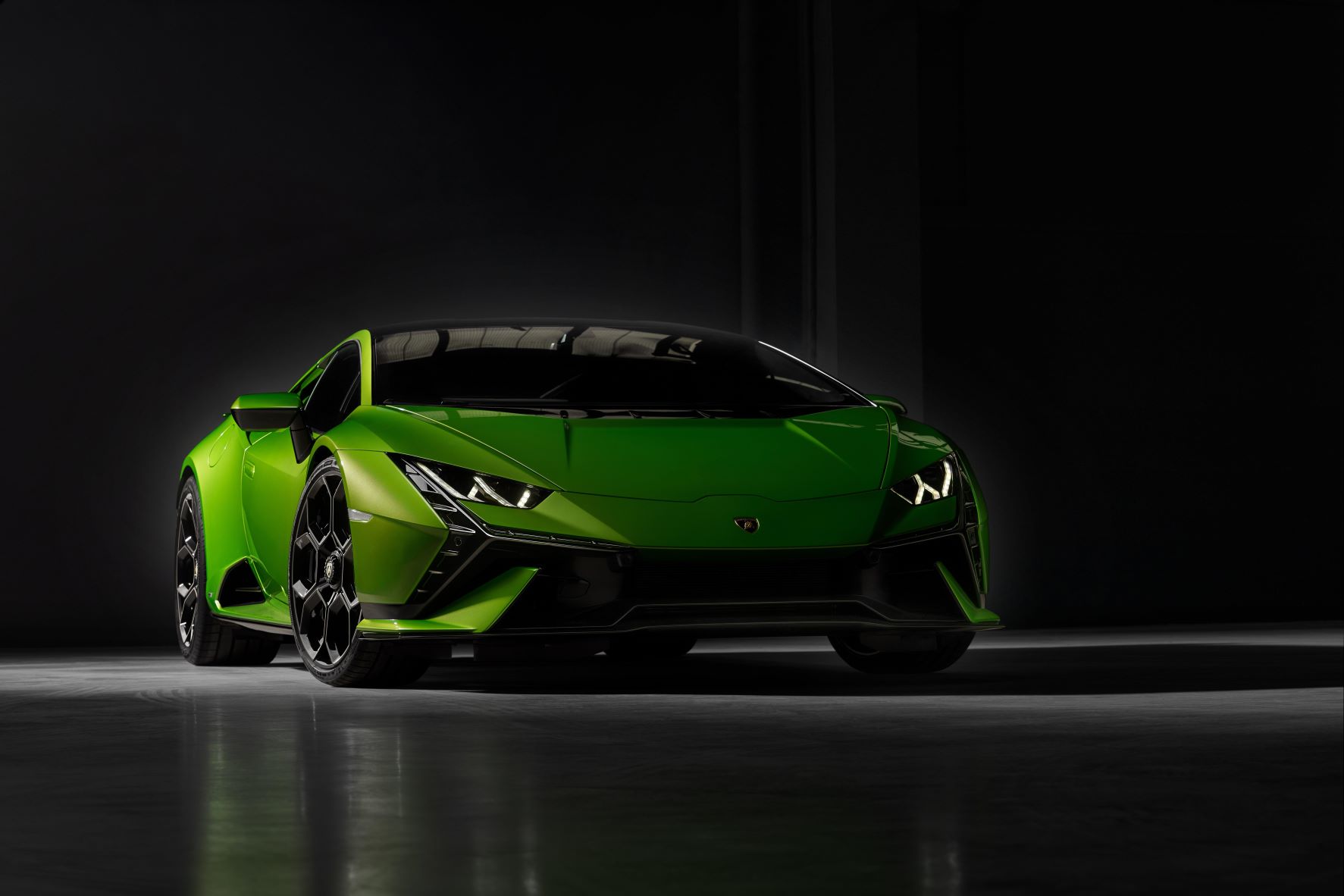 Front three quarters view of the new Lamborghini Huracan Tecnica