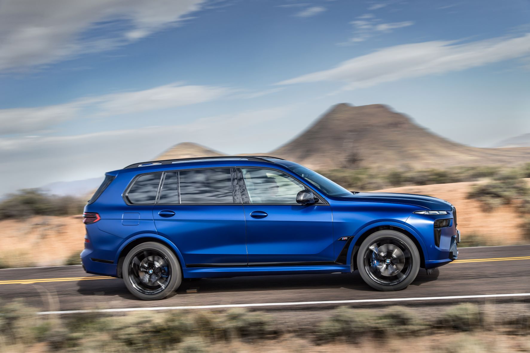 Side view of the new BMW X7