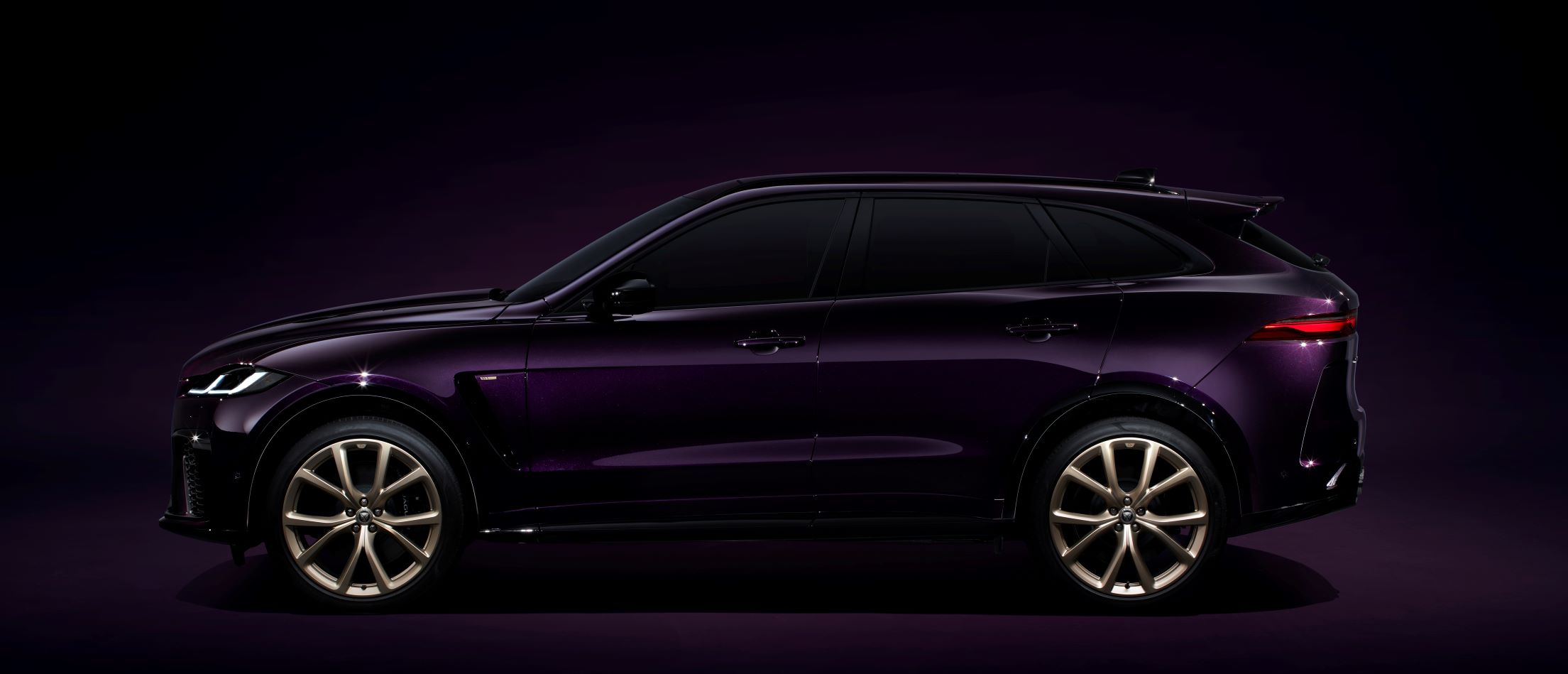 Side view of the Jaguar F-Pace SVR Edition 1988