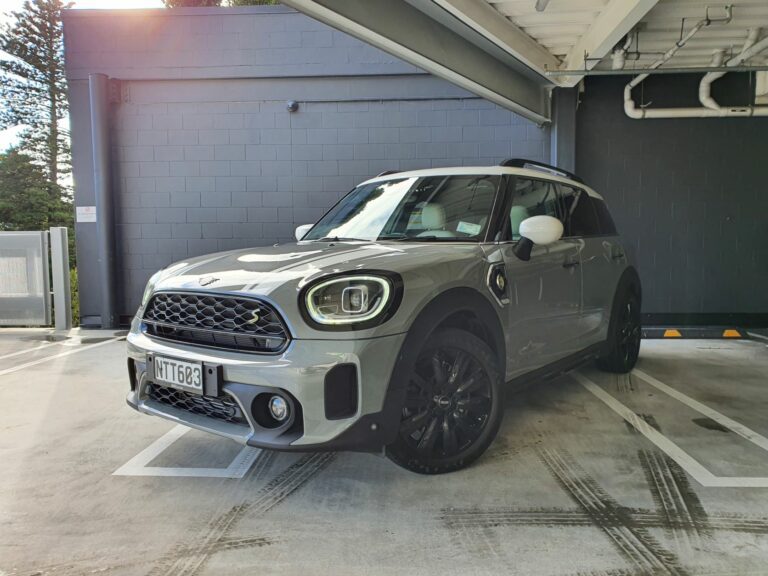 Front three quarters view of the Mini Countryman Cooper S E All 4