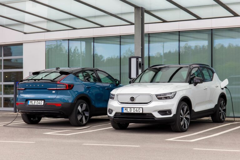 Volvo C40 and XC40 Recharge EVs side by side