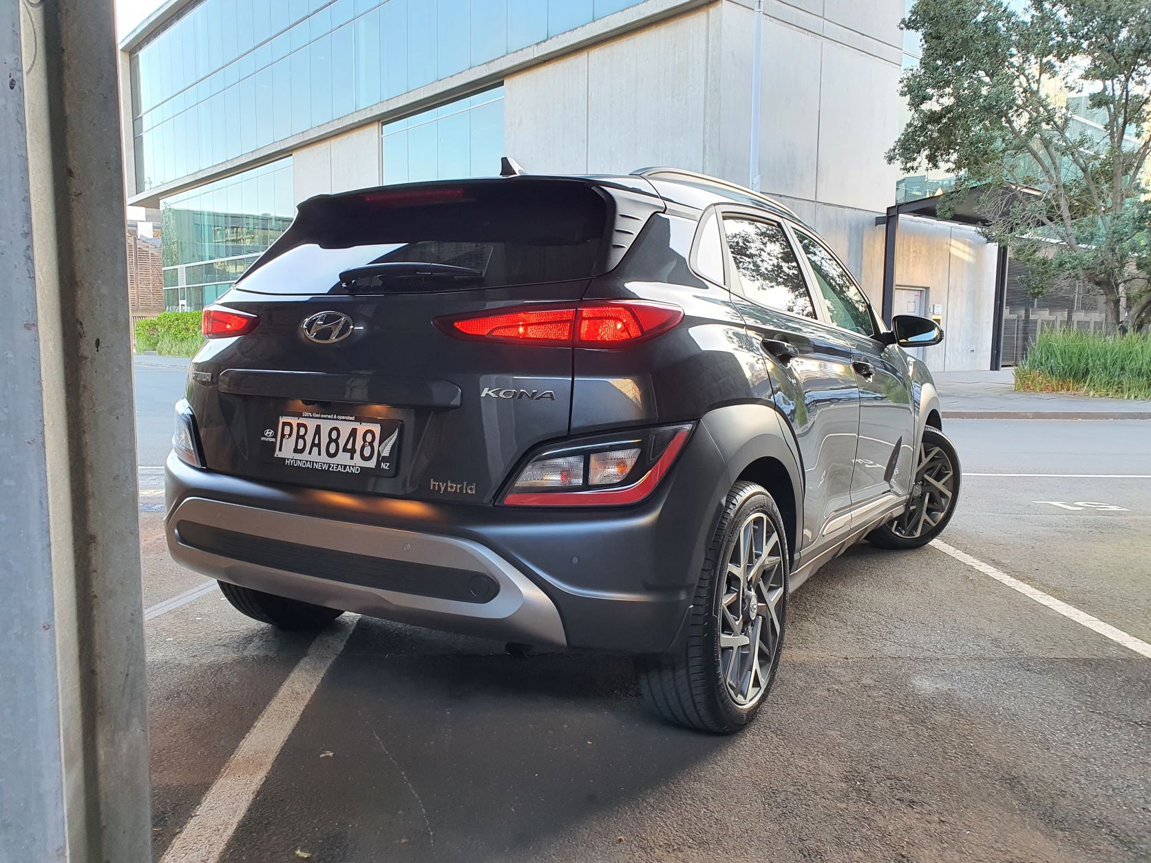Rear three quarter view of the 2022 Hyundai Kona Hybrid in bluish gray