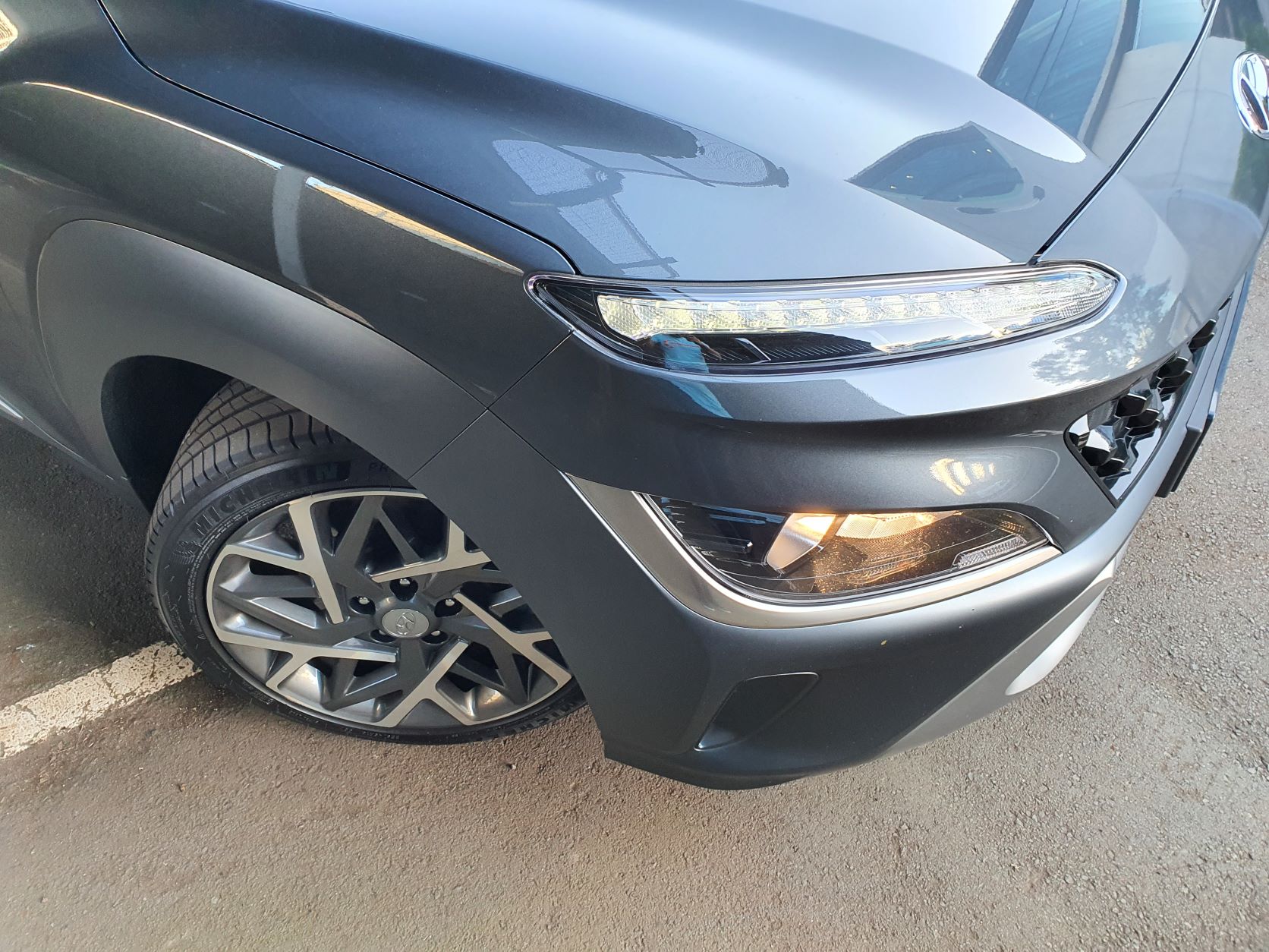 Overhead view of the front right wheel arch of the 2022 Hyundai Kona Hybrid in bluish gray