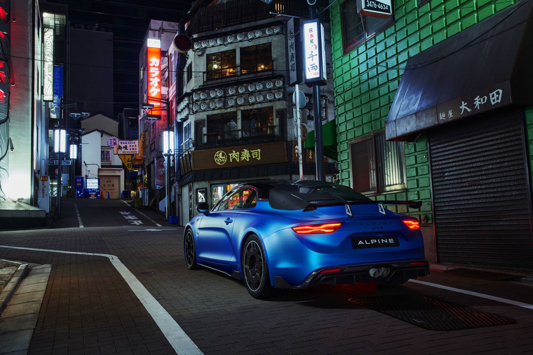 Rear three quarters view of an Alpine A110R in blue.