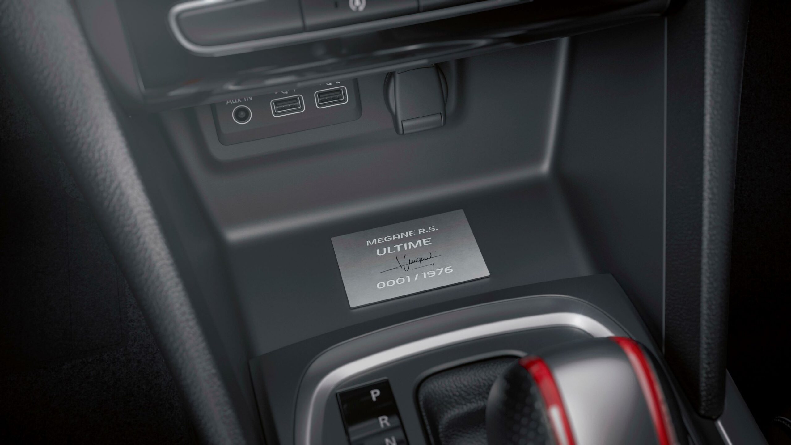 Signed and numbered metal plate on the interior of the Renault Megane R.S. Ultime