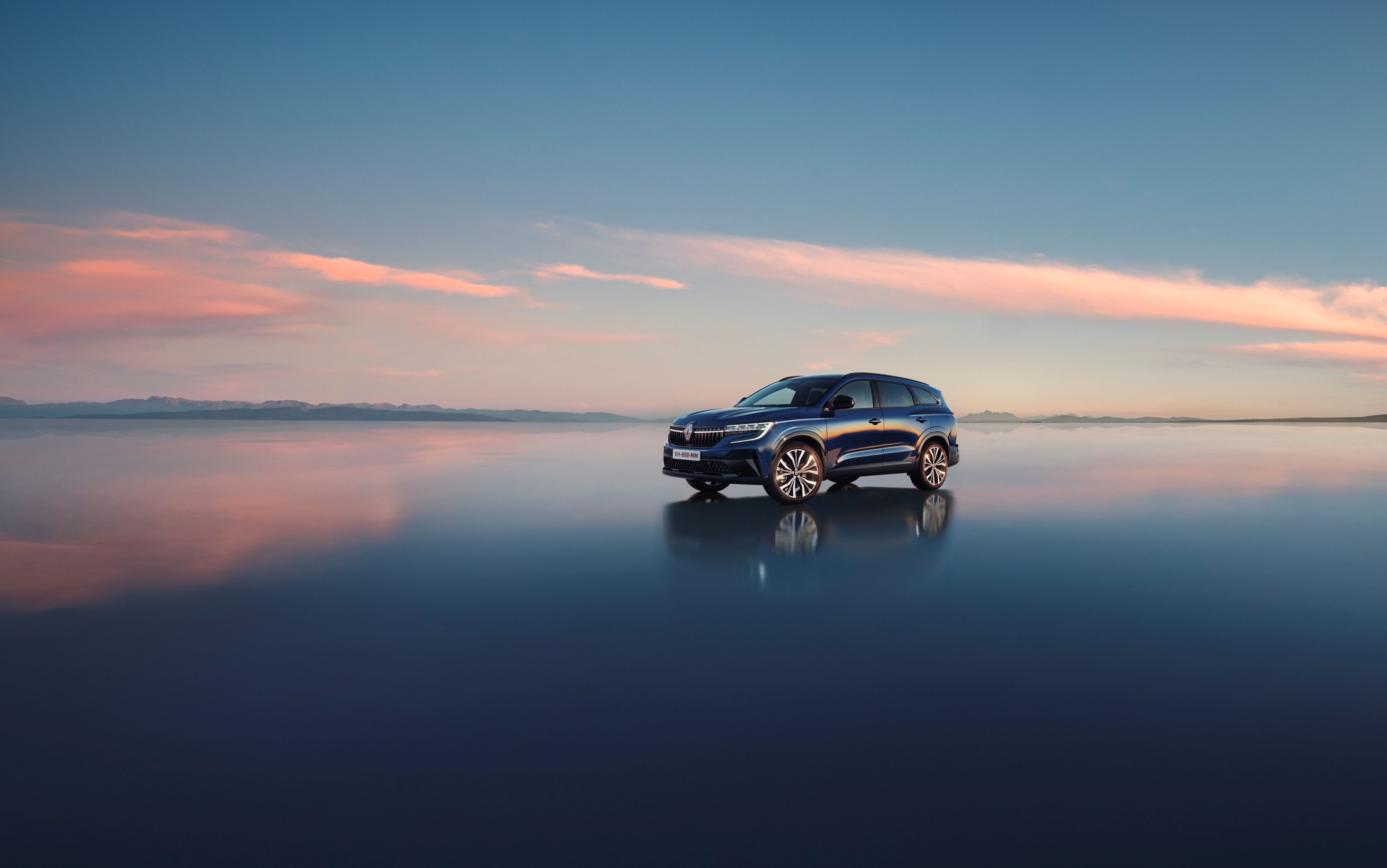 Front three quarters view of the new Renault Espace SUV