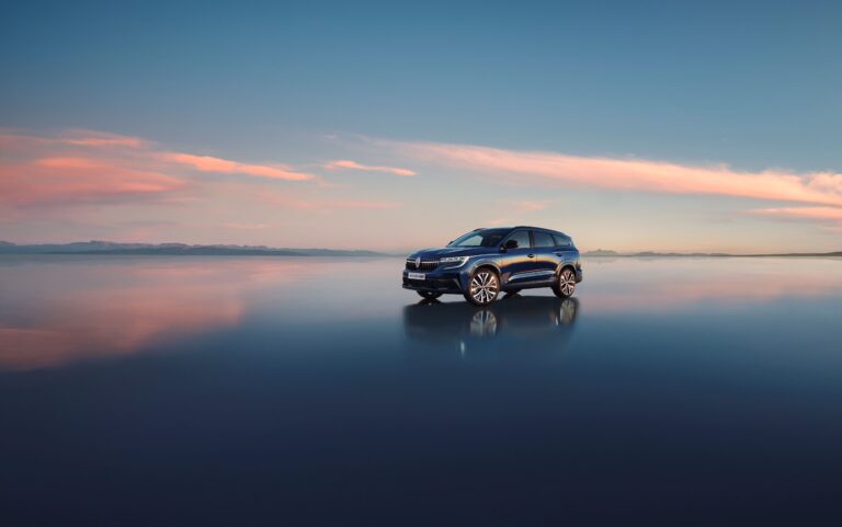 Front three quarters view of the new Renault Espace SUV