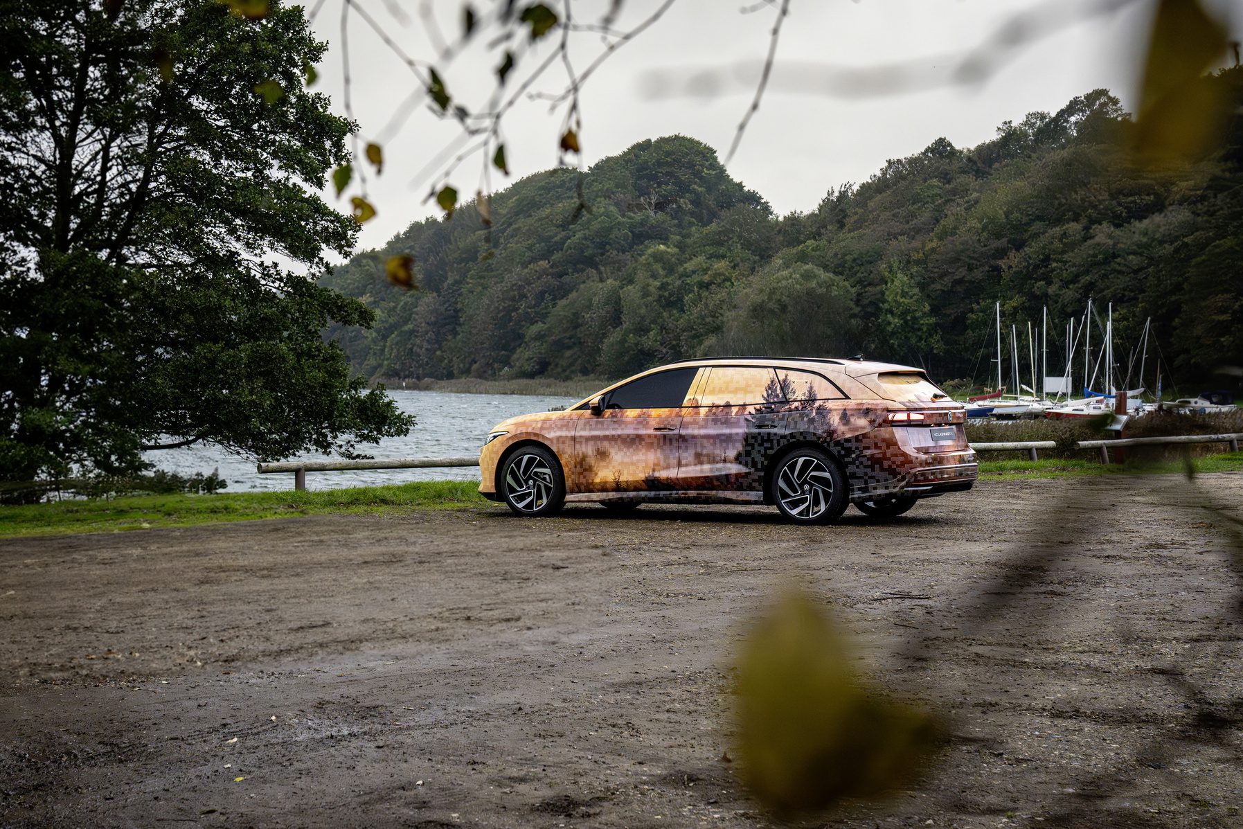 Rear three quarters view of a Volkswagen ID.7 Tourer under camouflage.