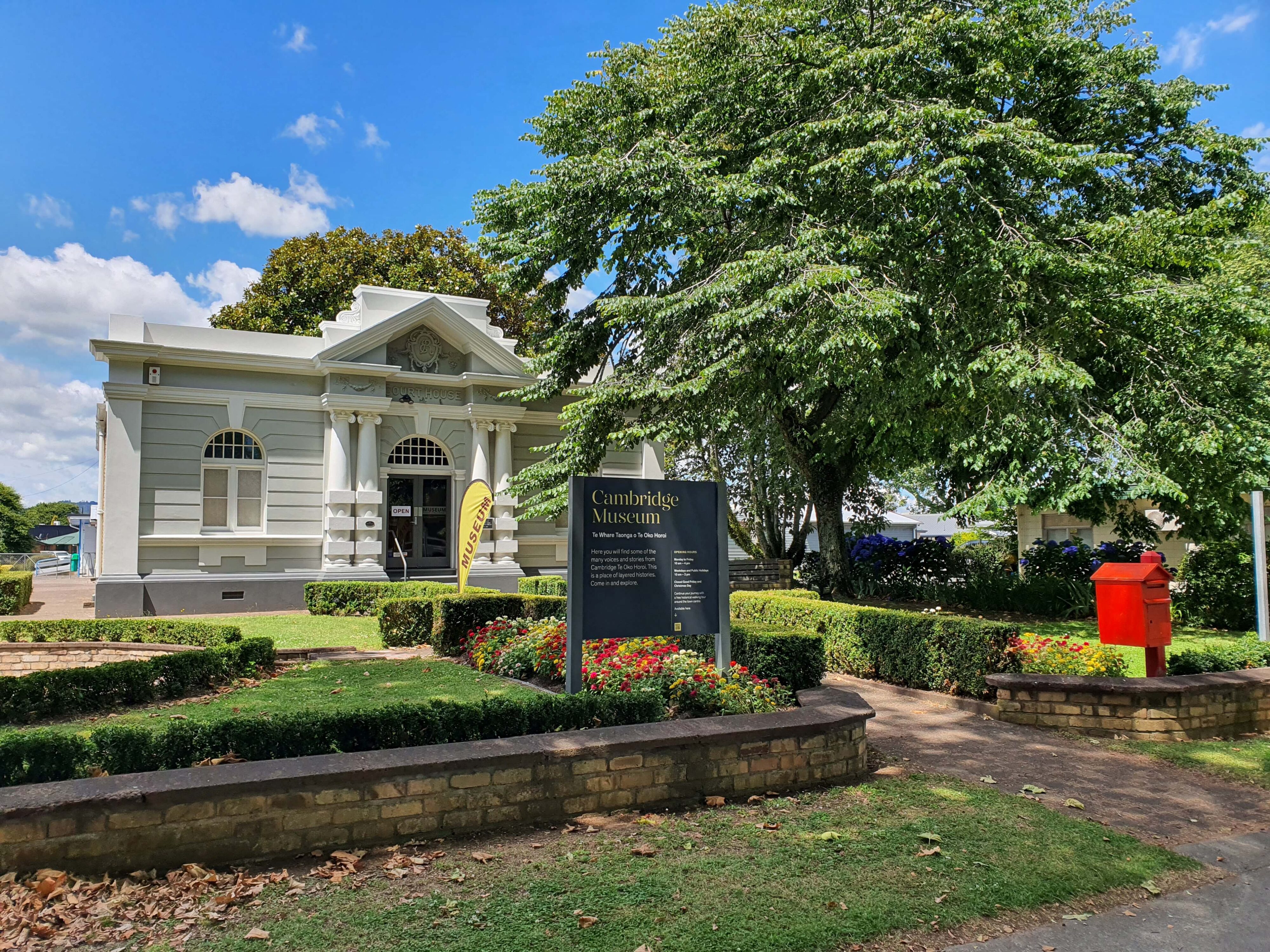 Photo of Cambridge Museum taken from the street outside.