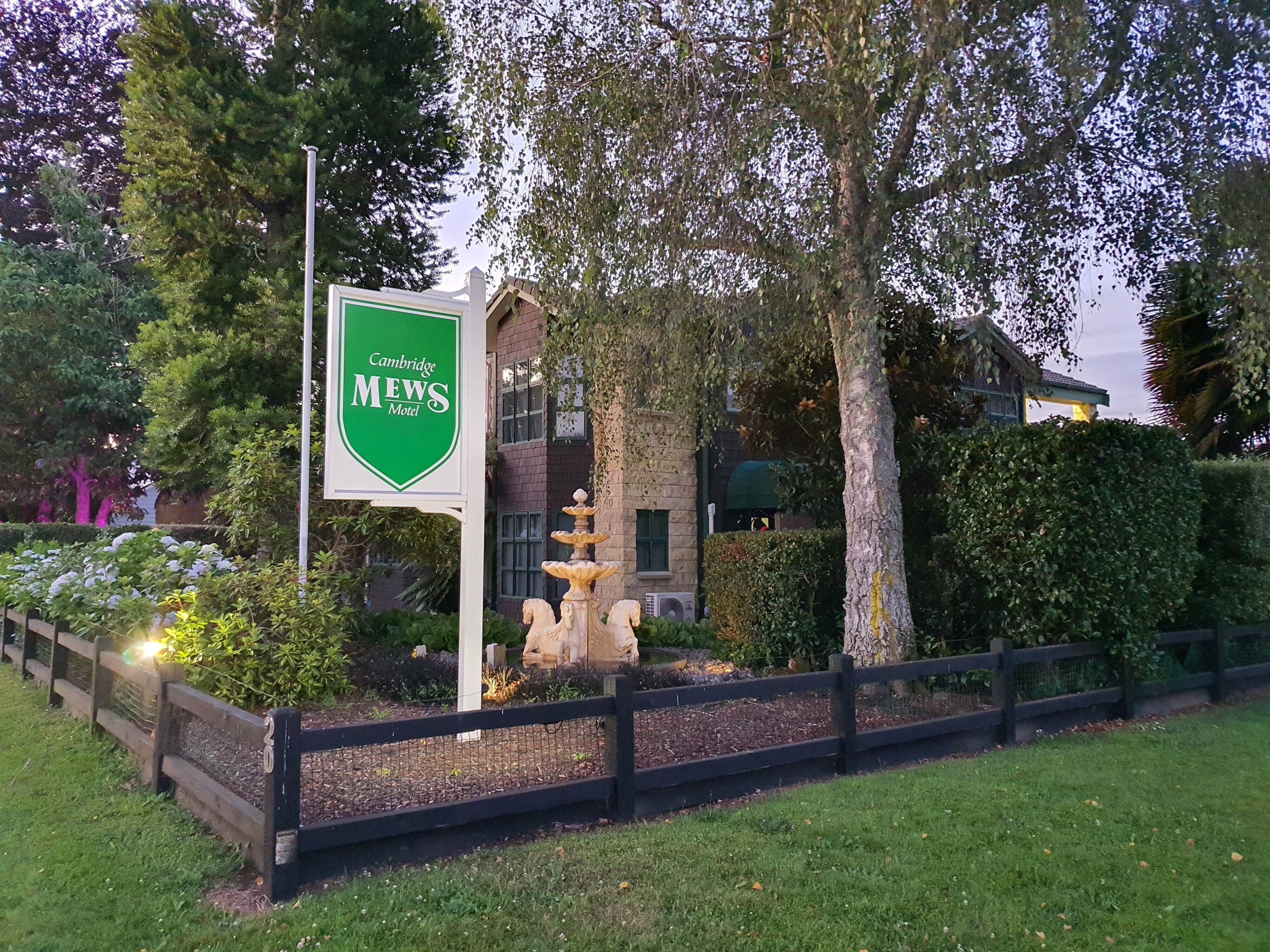 A view of Cambridge Mews Motel from the intersection outside. Cambridge, Waikato, New Zealand.