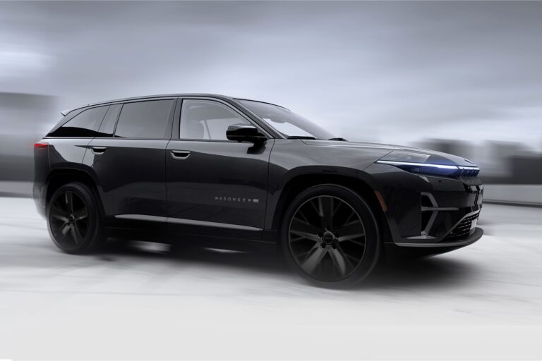 Motion shot of the new Jeep Wagoneer S in black.