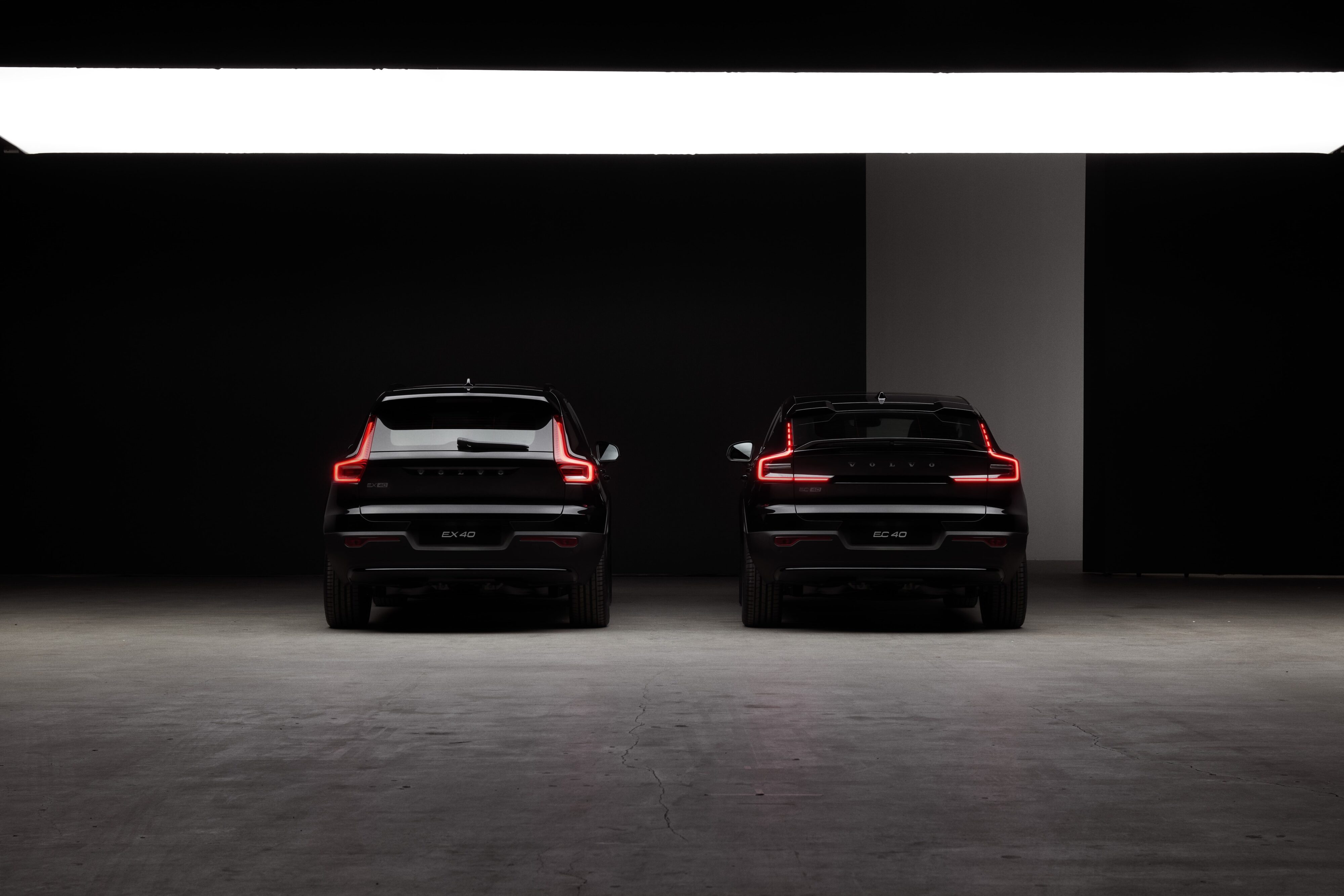 Rear view photo of a Volvo EC40 Black Edition (left) next to an EC40 Black Edition (right).