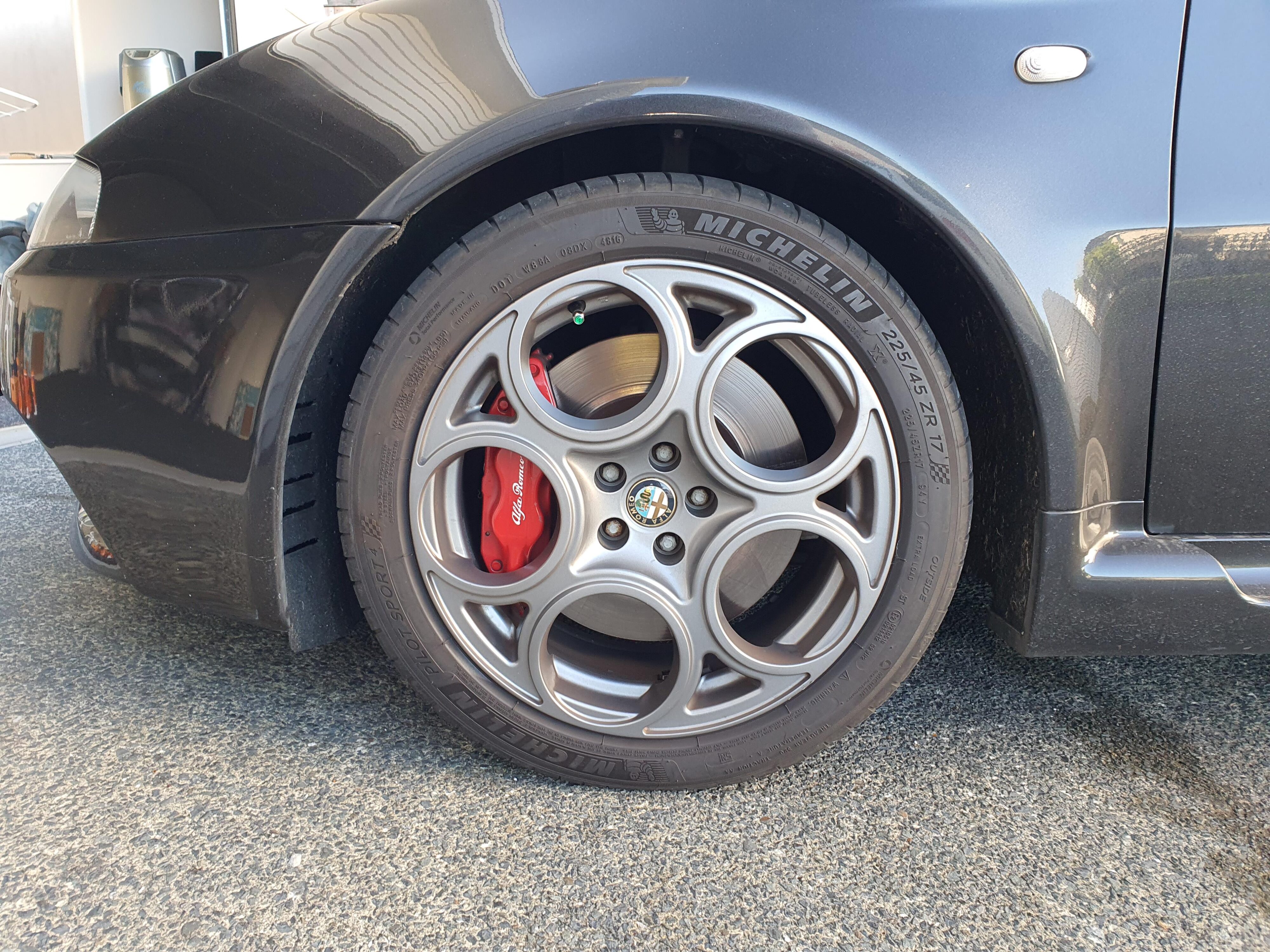 A photo of an unclean left front wheel on a 2004 Alfa Romeo 147 GTA.