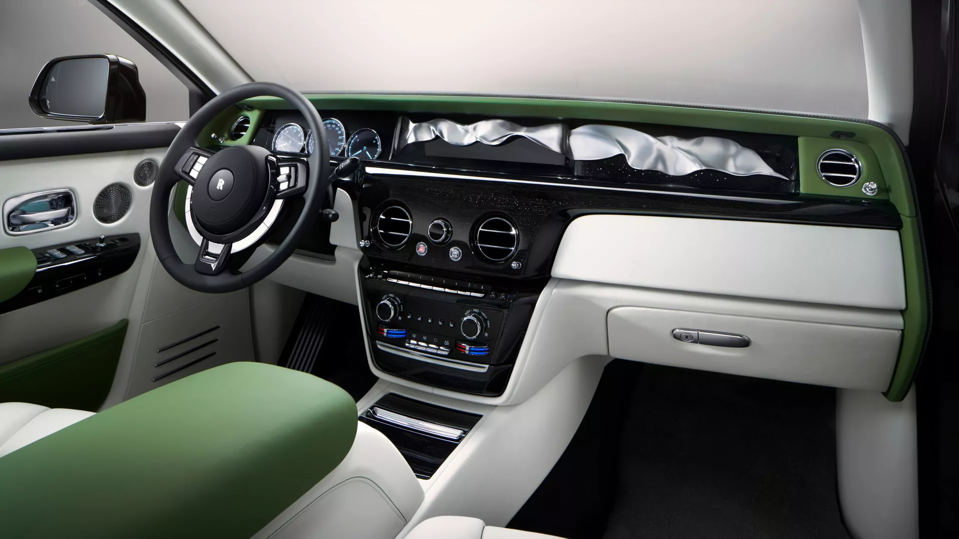 Rolls Royce Phantom VIII Extended Wheelbase (EWB
