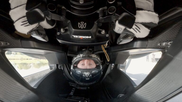 Sucker! Spéirling hypercar drives upside down