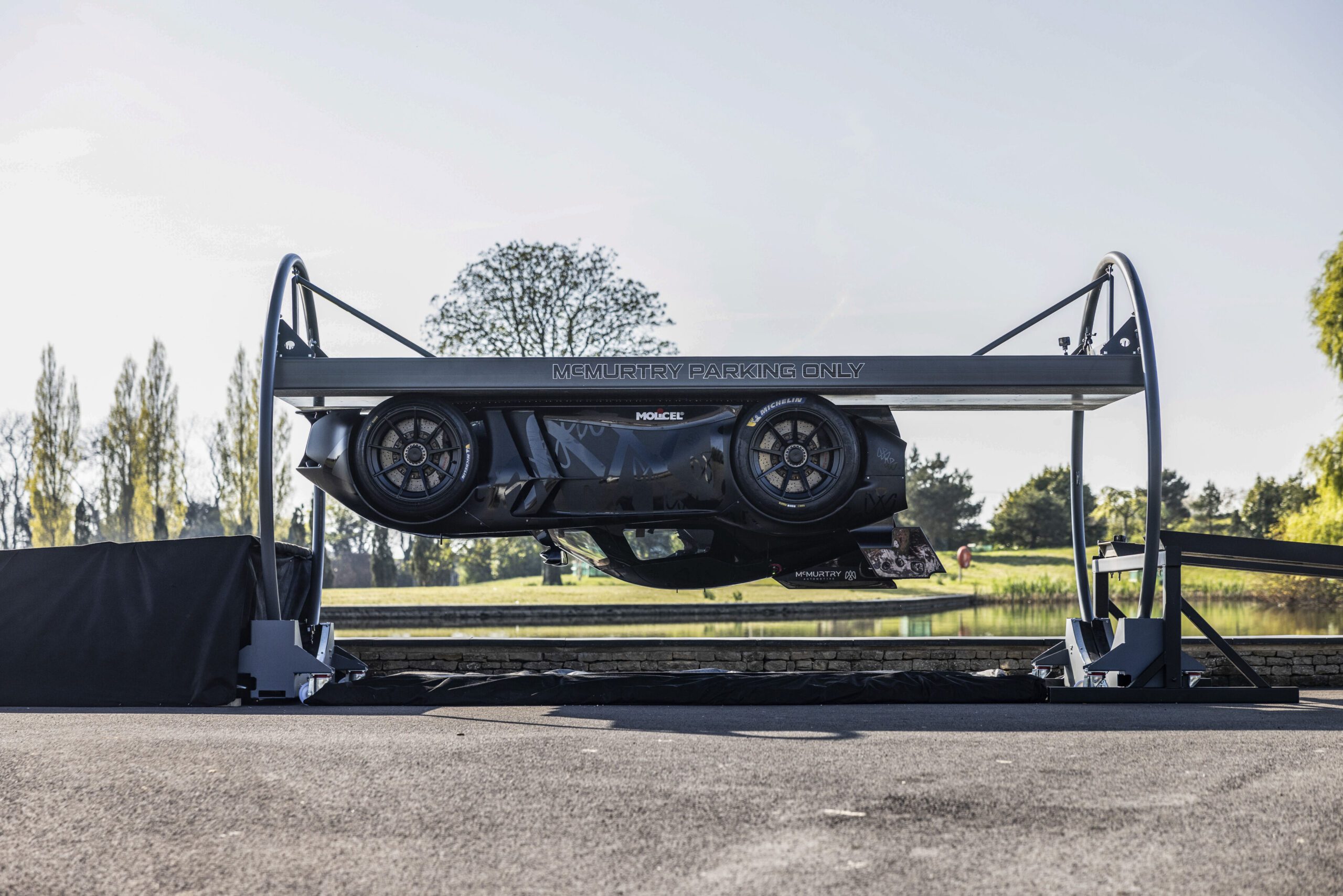 Sucker! Spéirling hypercar drives upside down