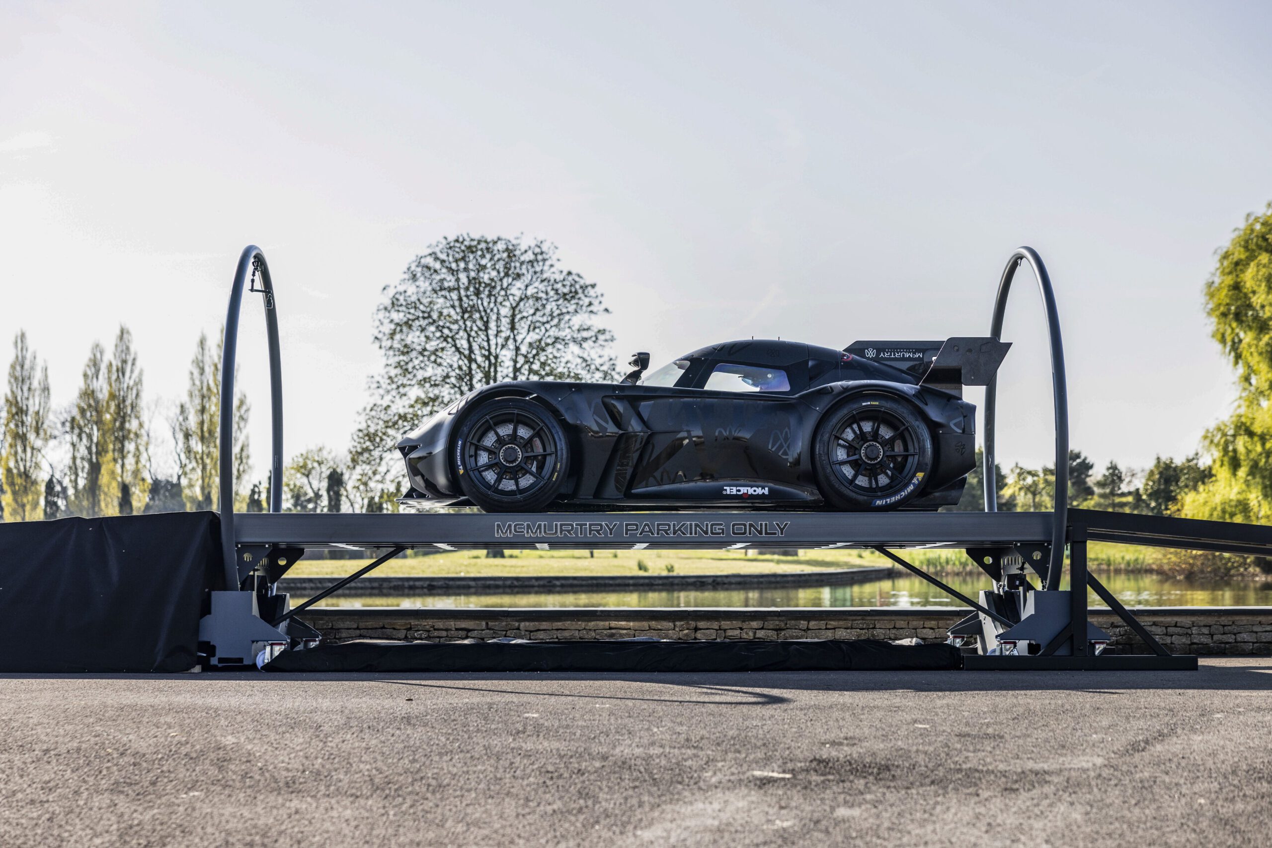 Sucker! Spéirling hypercar drives upside down