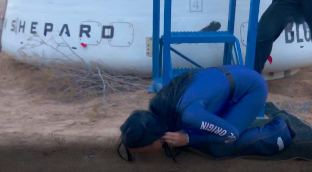 Katy Perry kisses Ground