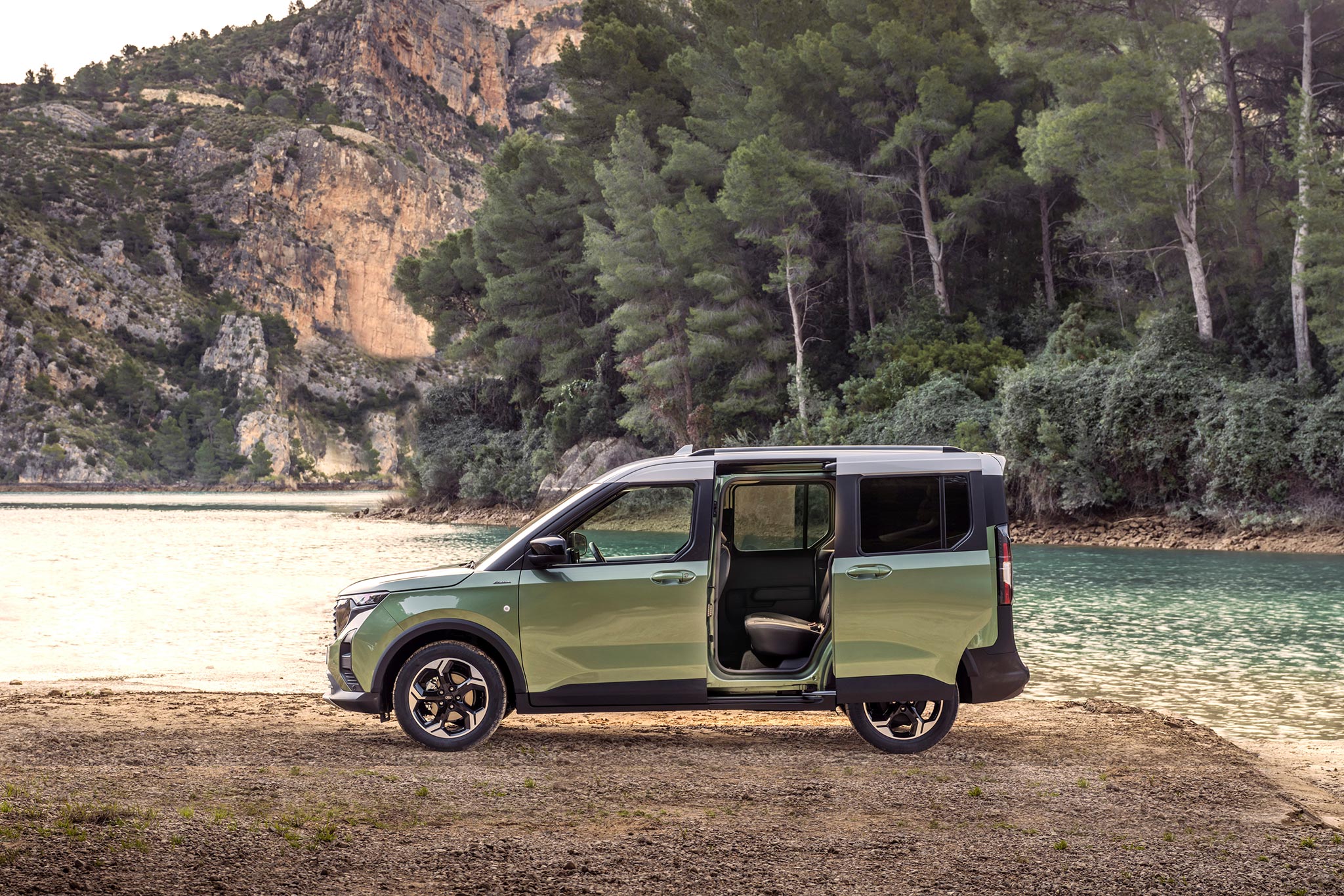 Ford NZ Family Gets Twins - all-new Ford Tourneo Courier and Transit