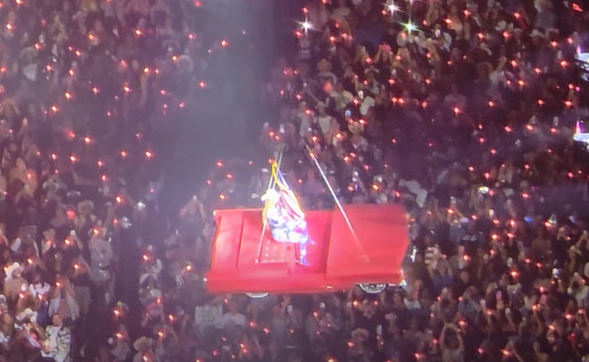 Beyoncé's Flying 'Carriage' Fails its WOF Mid-Concert