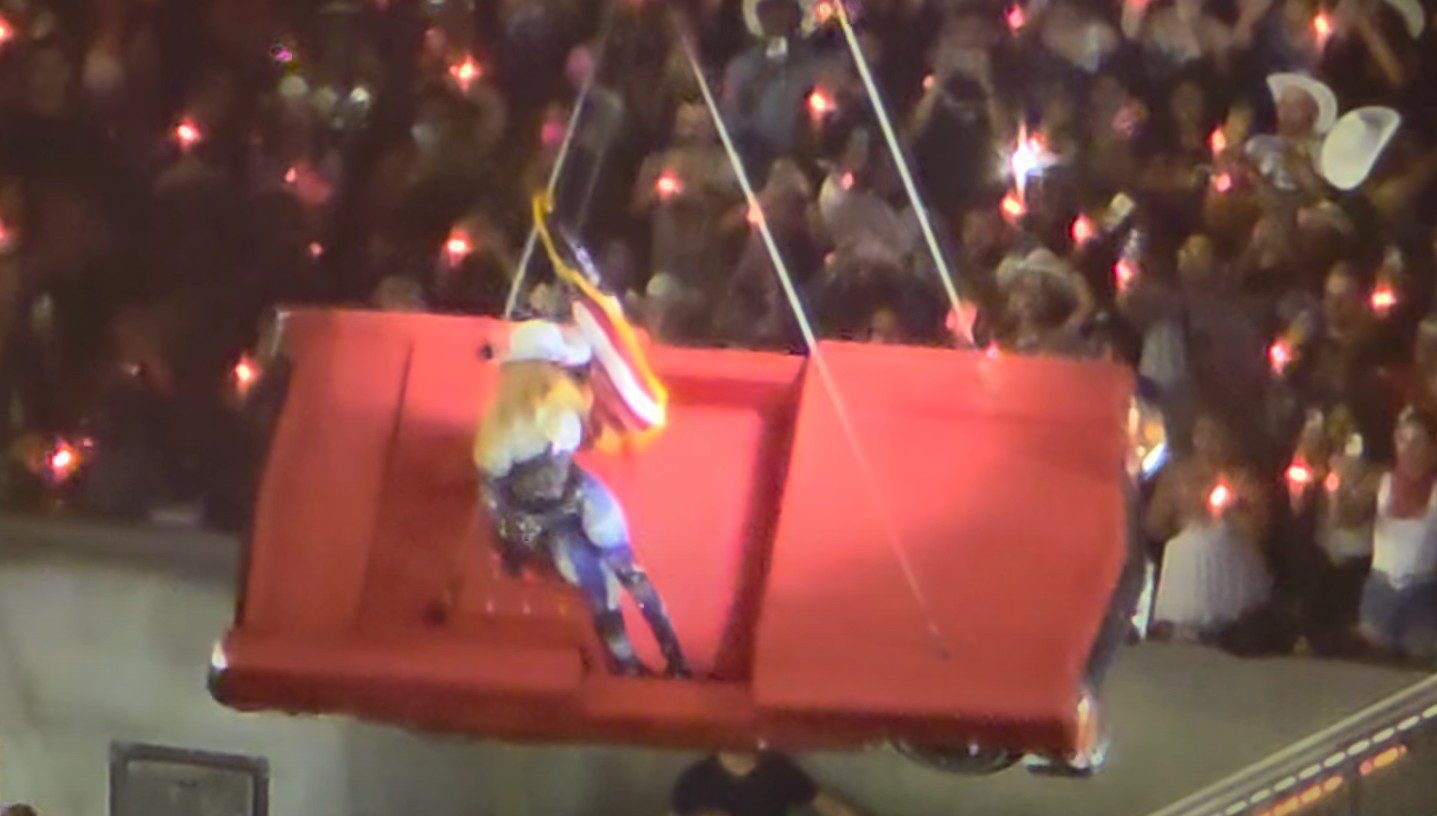 Beyoncé's Flying 'Carriage' Fails its WOF Mid-Concert