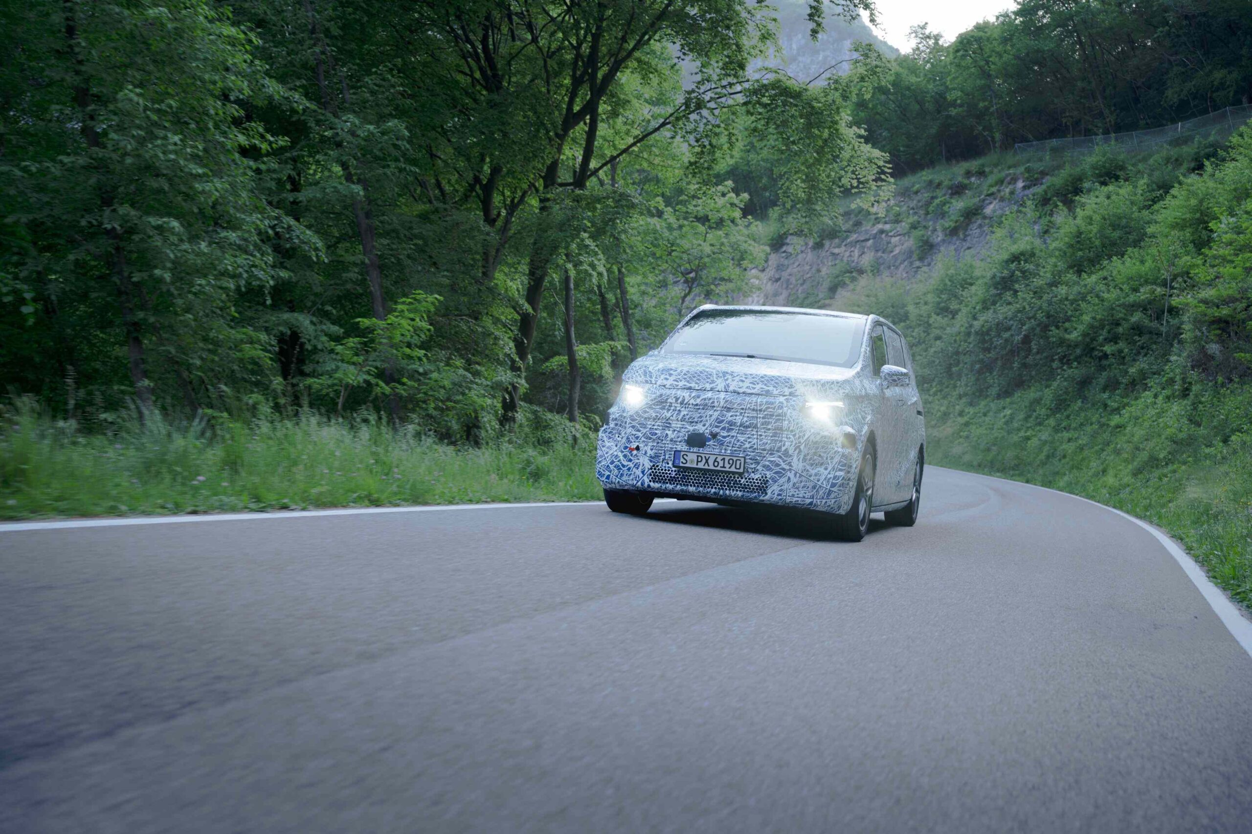 Mercedes-Benz's Electric VLE Makes 1,100km Trip to Rome with 30 min Break