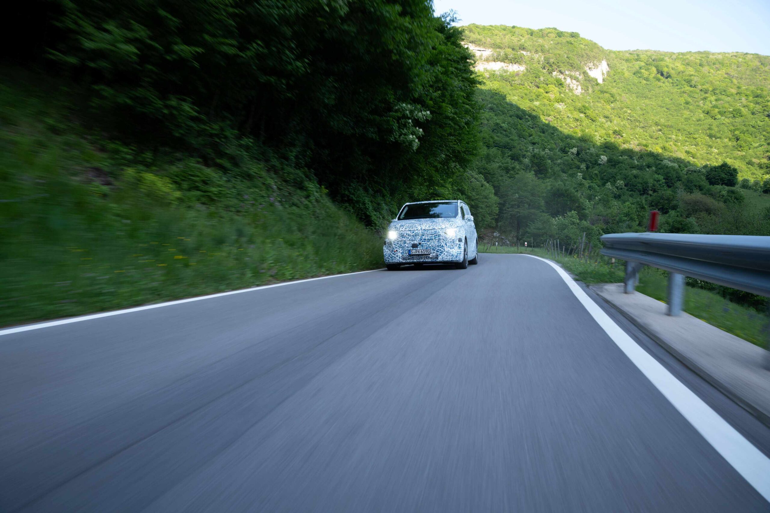 Mercedes-Benz's Electric VLE Makes 1,100km Trip to Rome with 30 min Break