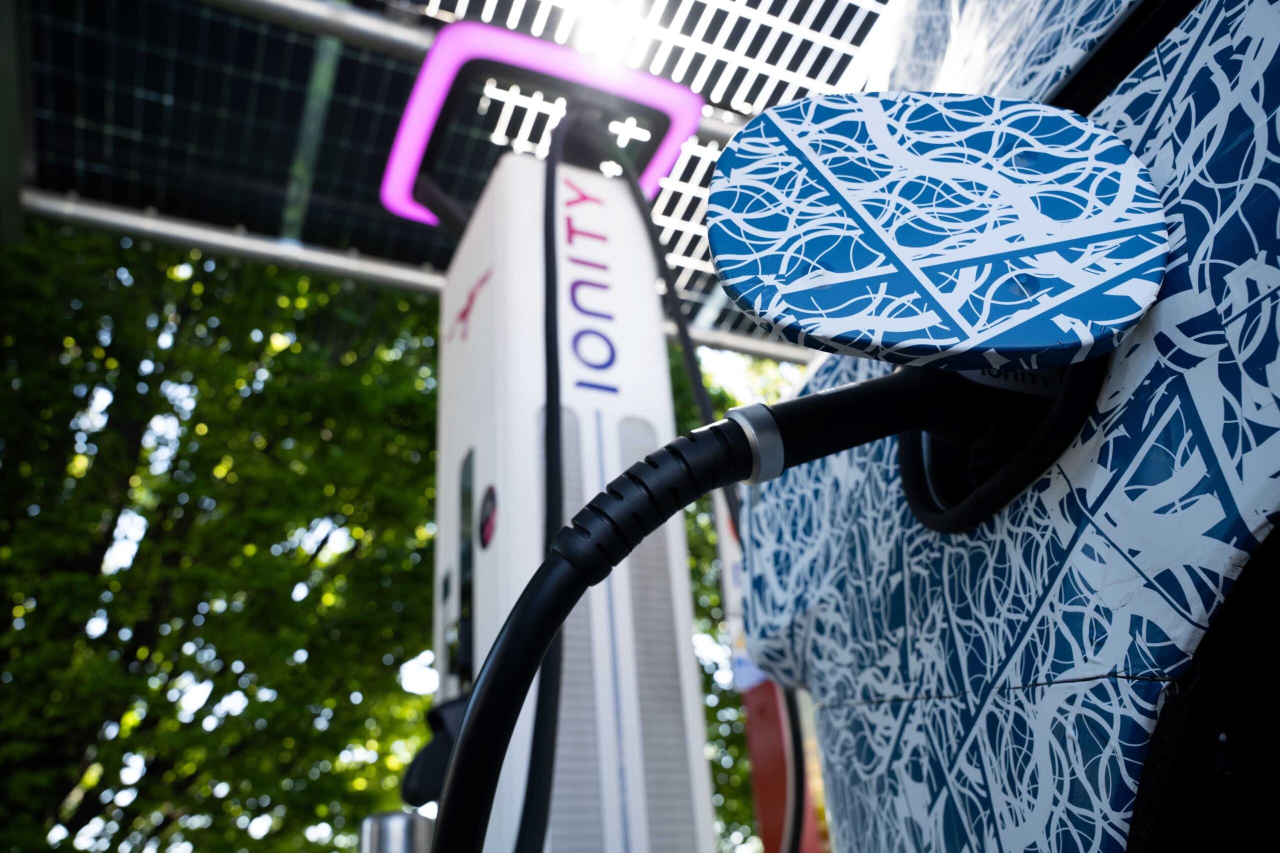Mercedes-Benz's Electric VLE Makes 1,100km Trip to Rome with 30 min Break