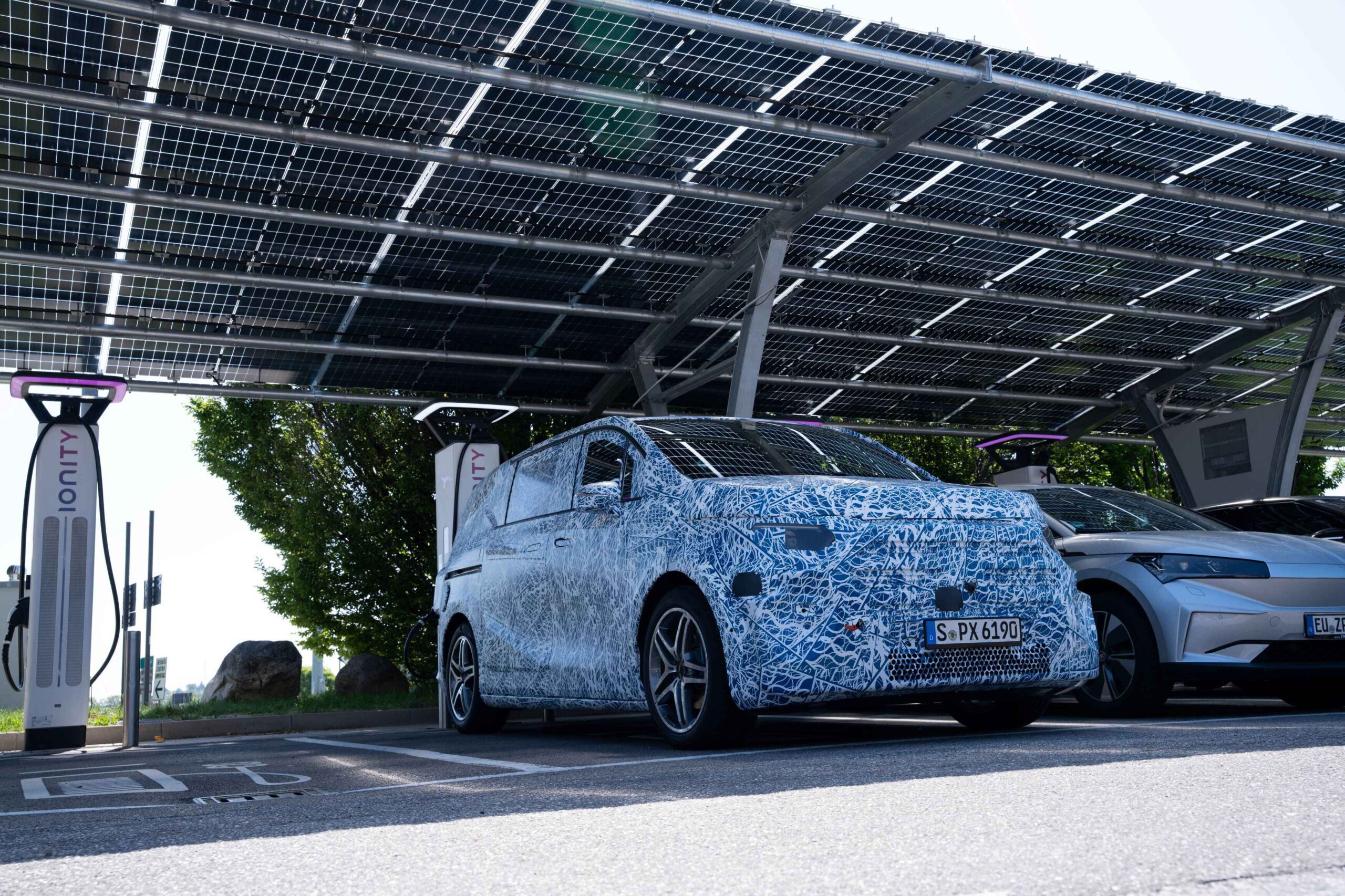 Mercedes-Benz's Electric VLE Makes 1,100km Trip to Rome with 30 min Break