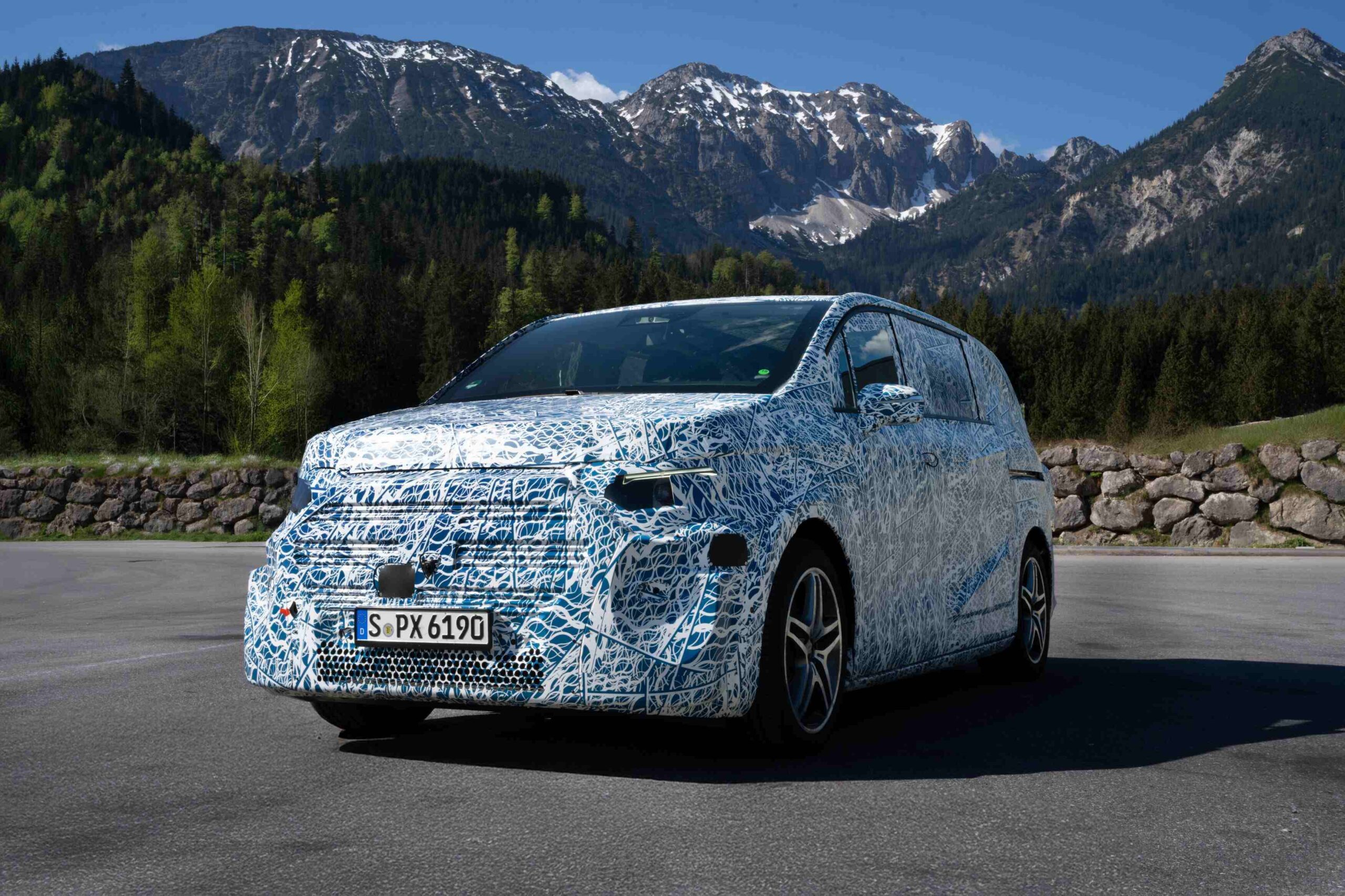 Mercedes-Benz's Electric VLE Makes 1,100km Trip to Rome with 30 min Break