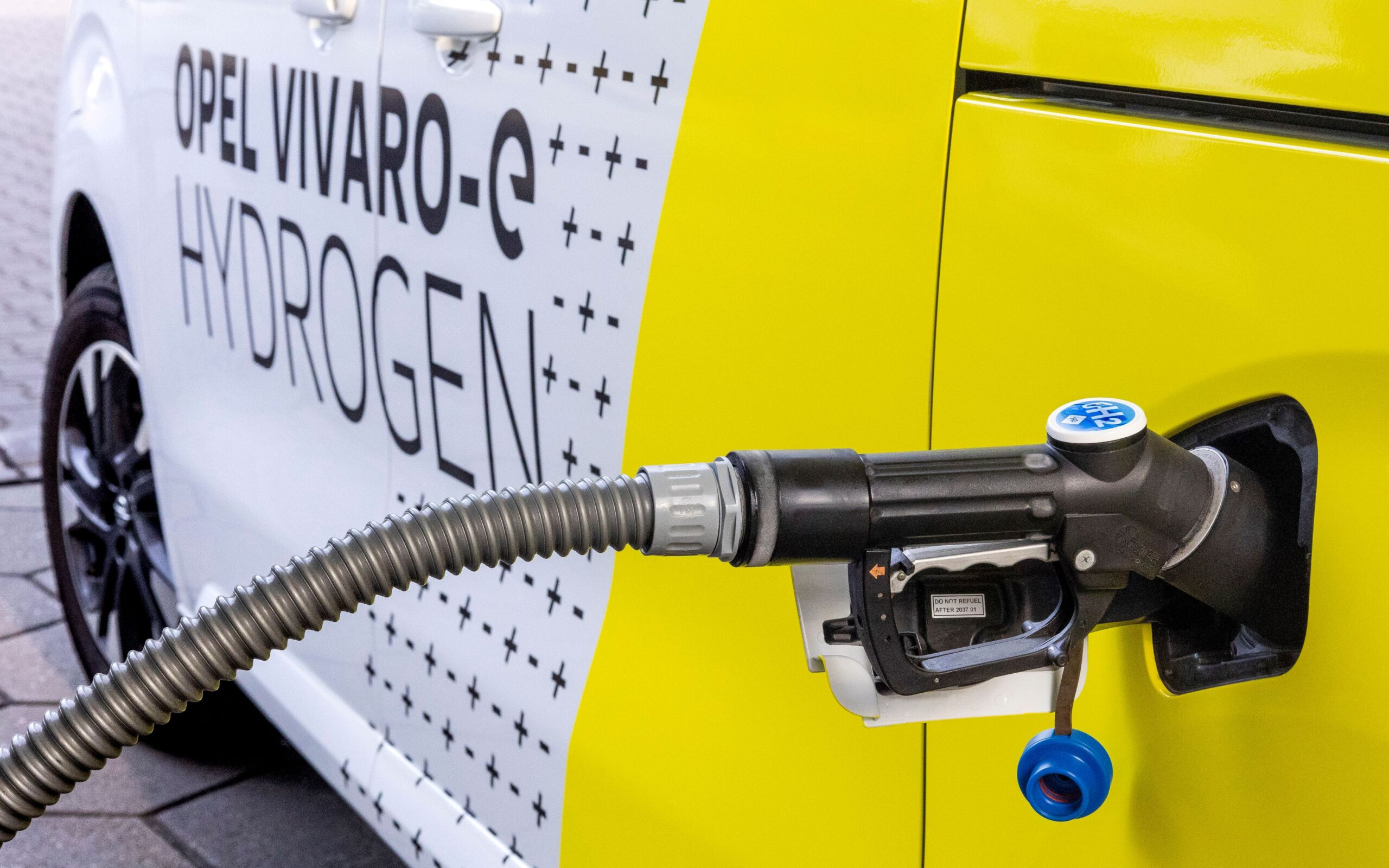 A photo of a a Hydrogen powered Opel Vivaro-e being filled up.