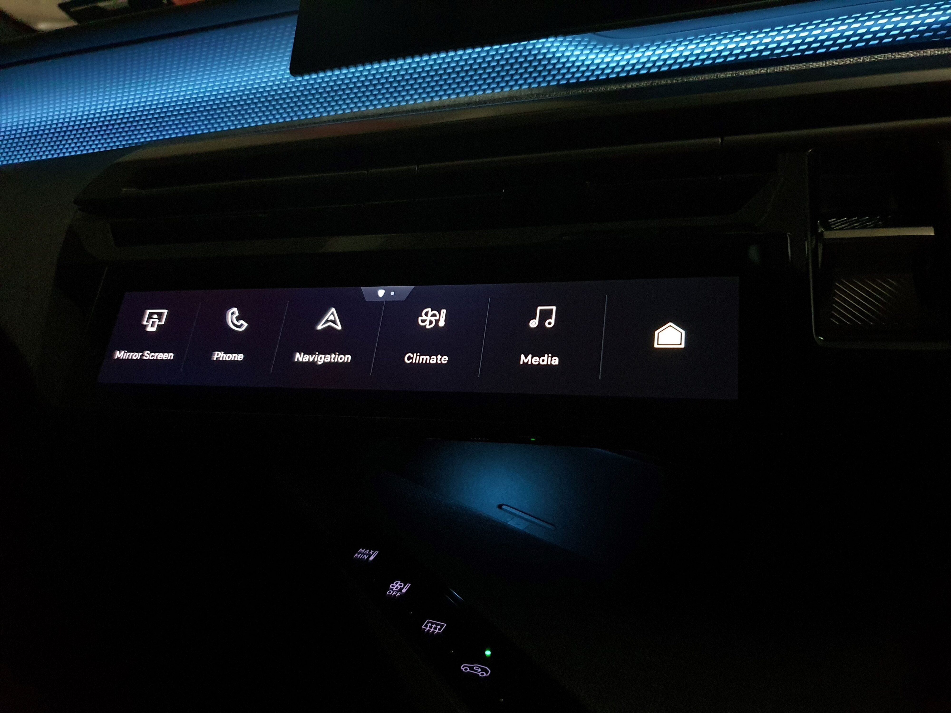 View of the Peugeot i-Toggles system on the interior of a 2025 5008 Hybrid.