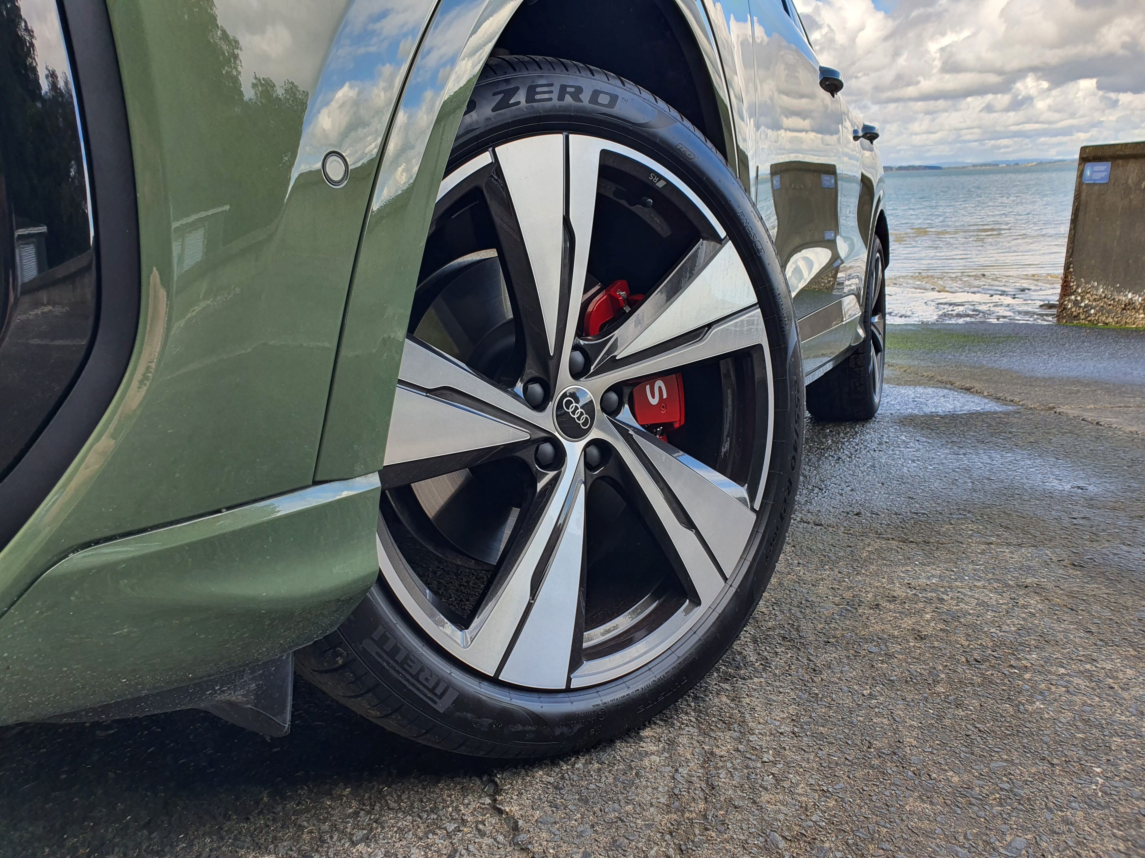 Photo of the front left wheel on a 2025 Audi SQ5 in District Green.