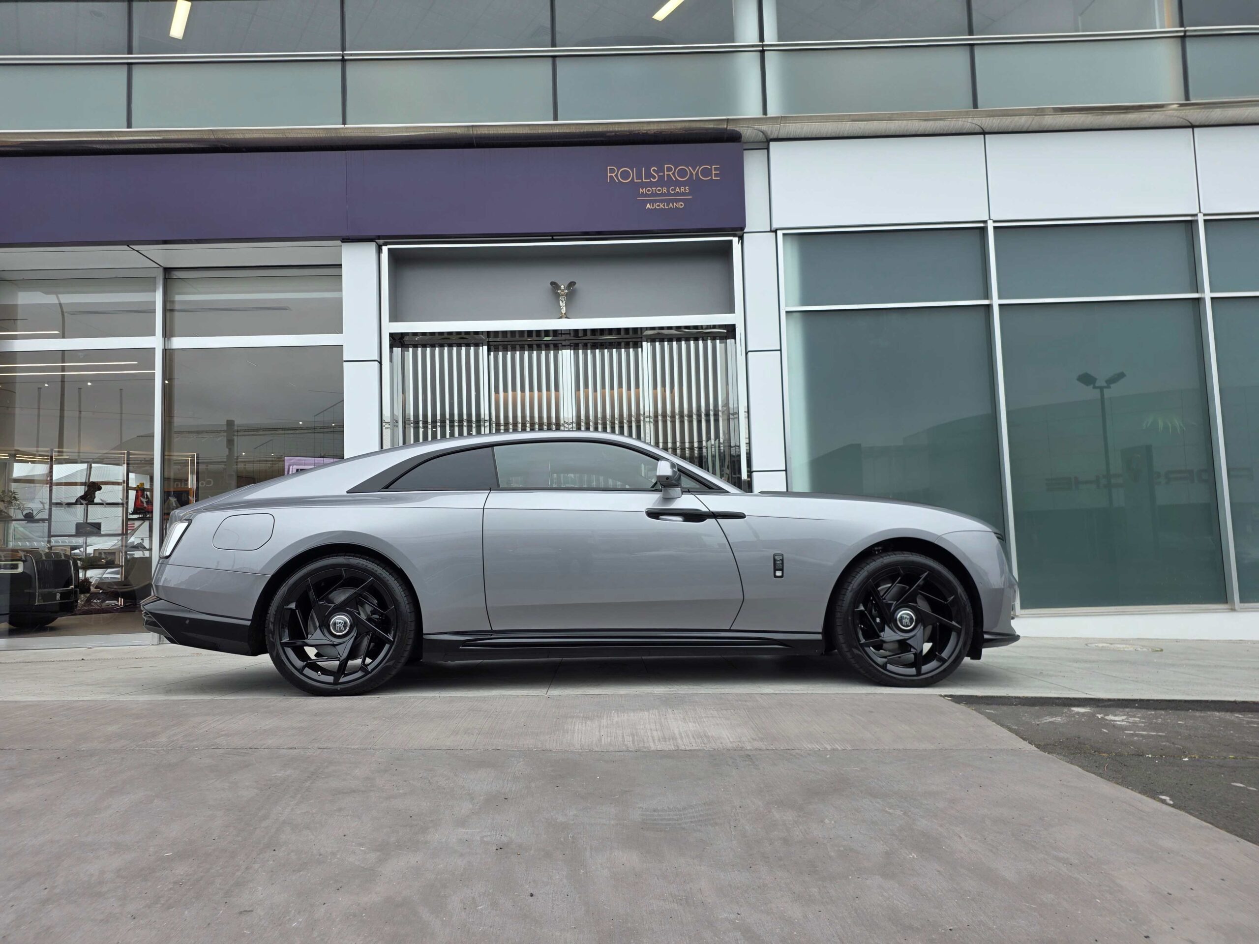 Rolls-Royce Black Badge Spectre Review - The Silent Vandal of Luxury