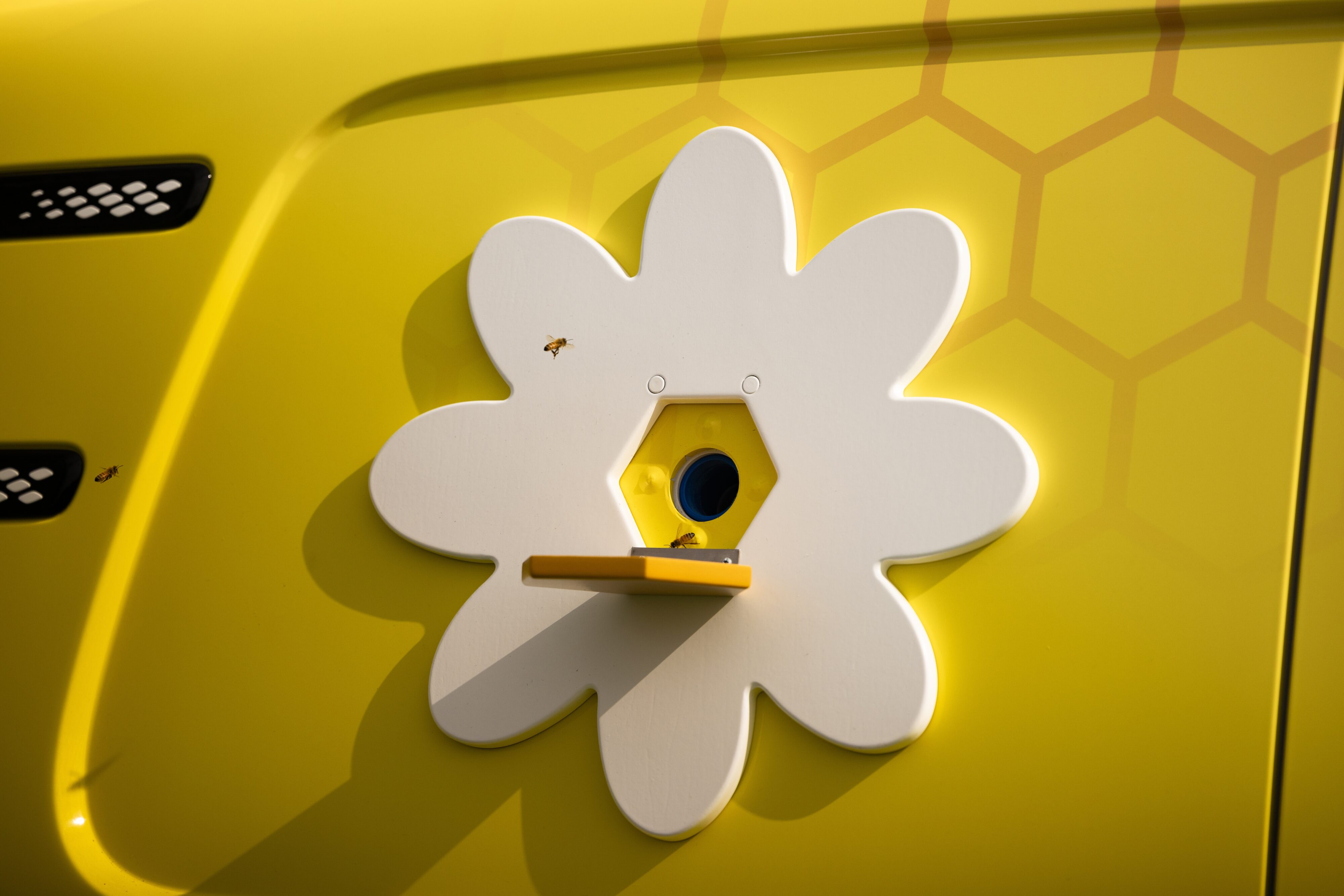 120,000 Bees Bring the Flower Power in New Zealand’s First Mobile Hive
