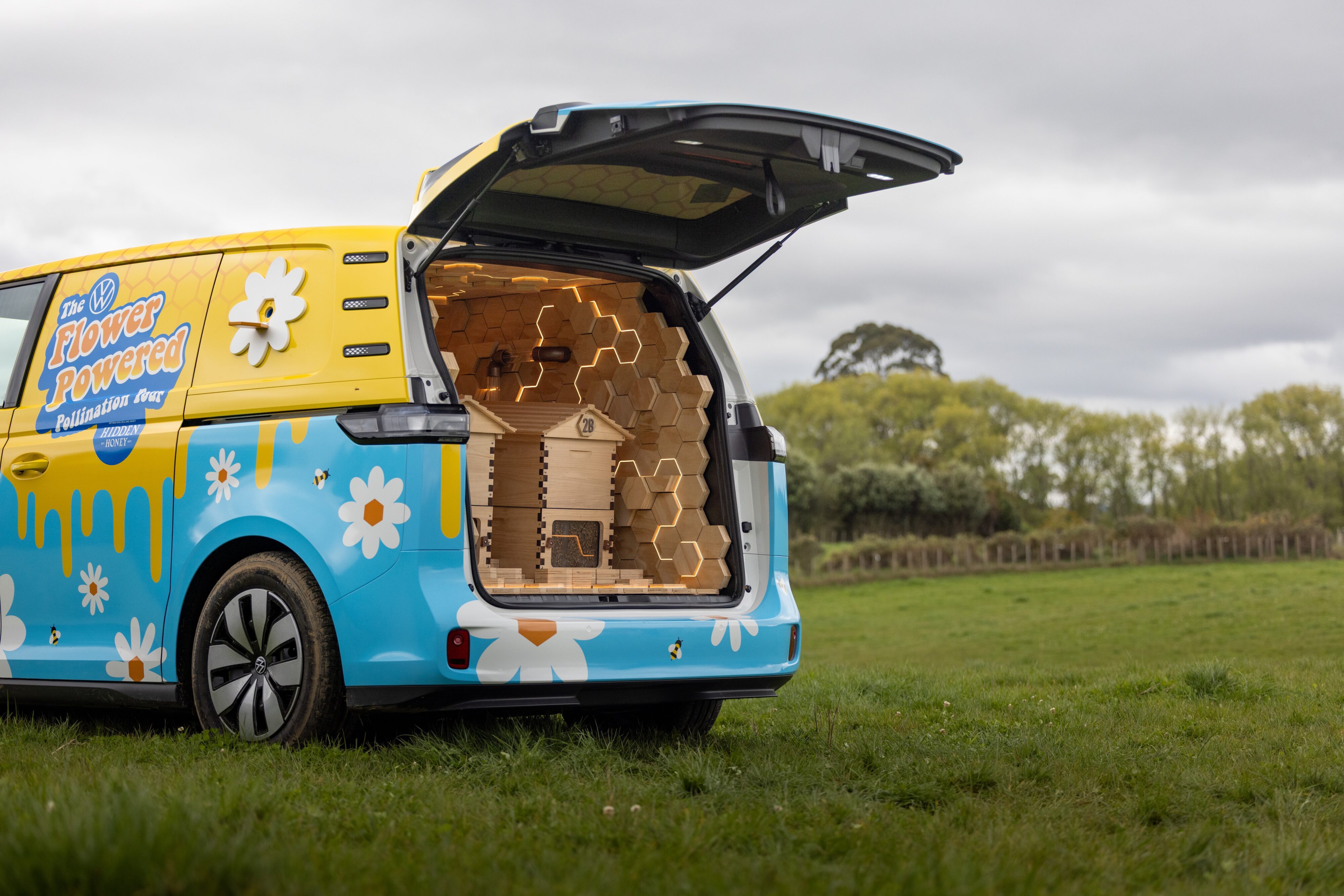 120,000 Bees Bring the Flower Power in New Zealand’s First Mobile Hive